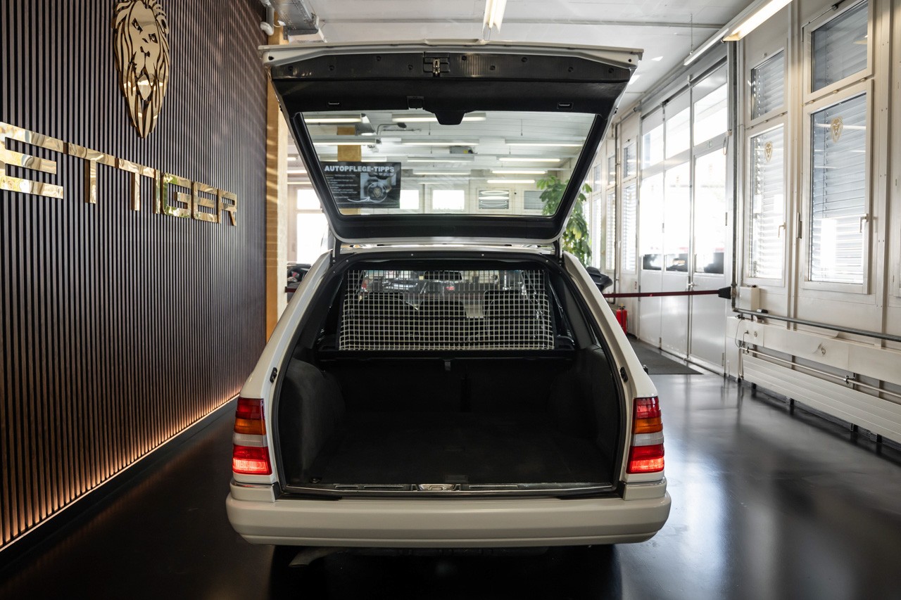 MERCEDES-BENZ E 220-image-5