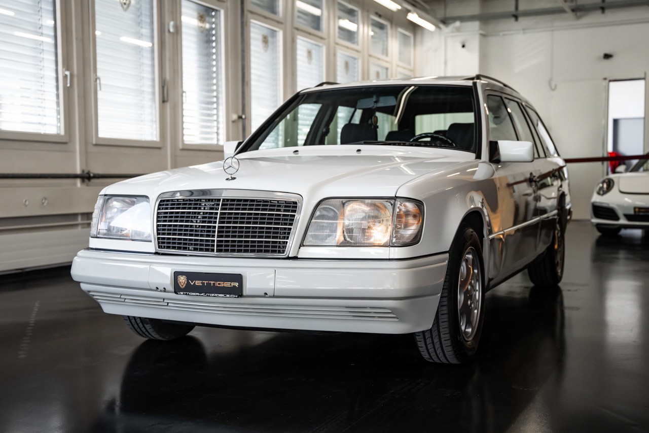 MERCEDES-BENZ E 220-showroom-element-2