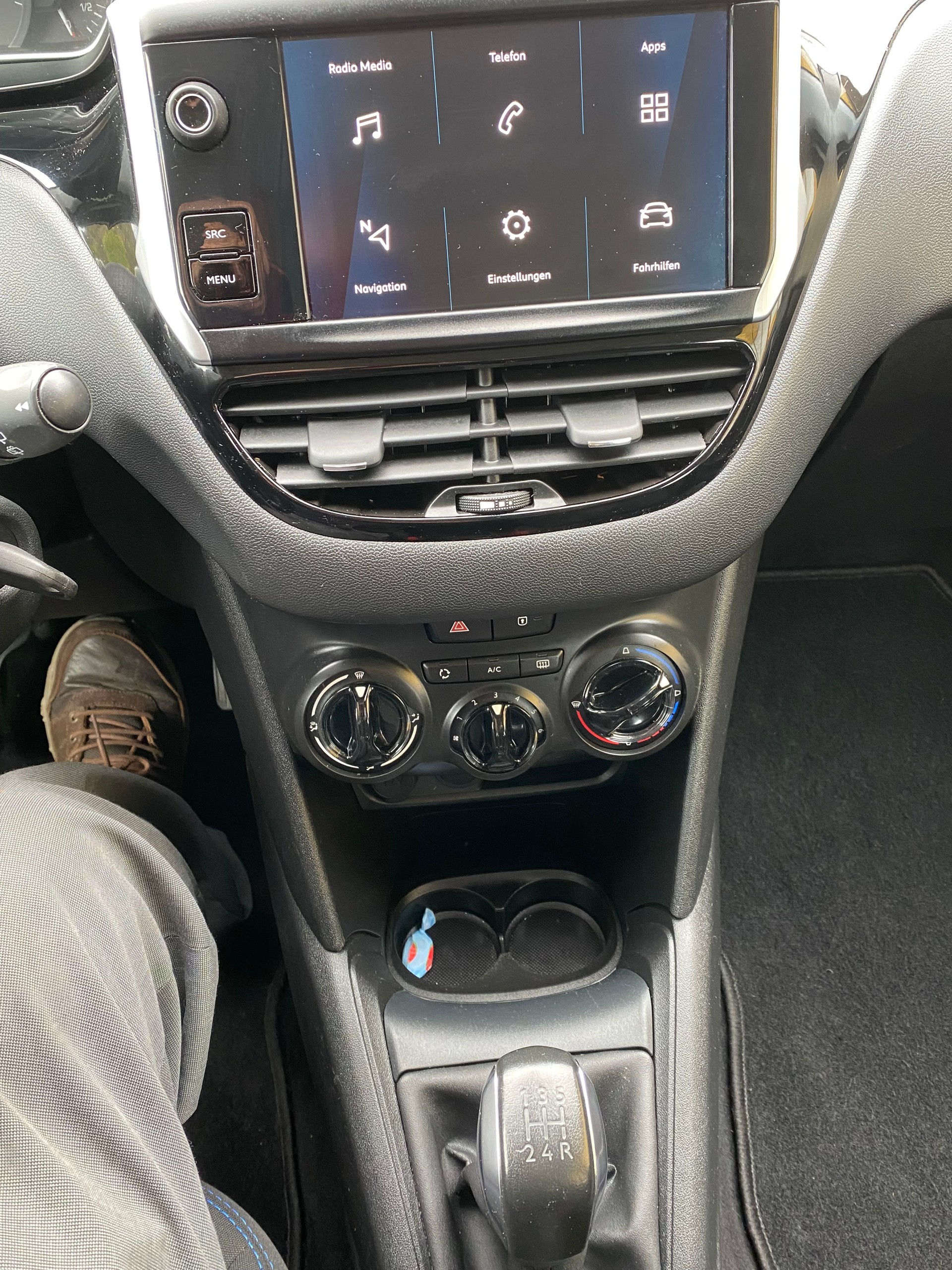 PEUGEOT 208 1.2 PureTech Signature-image-6