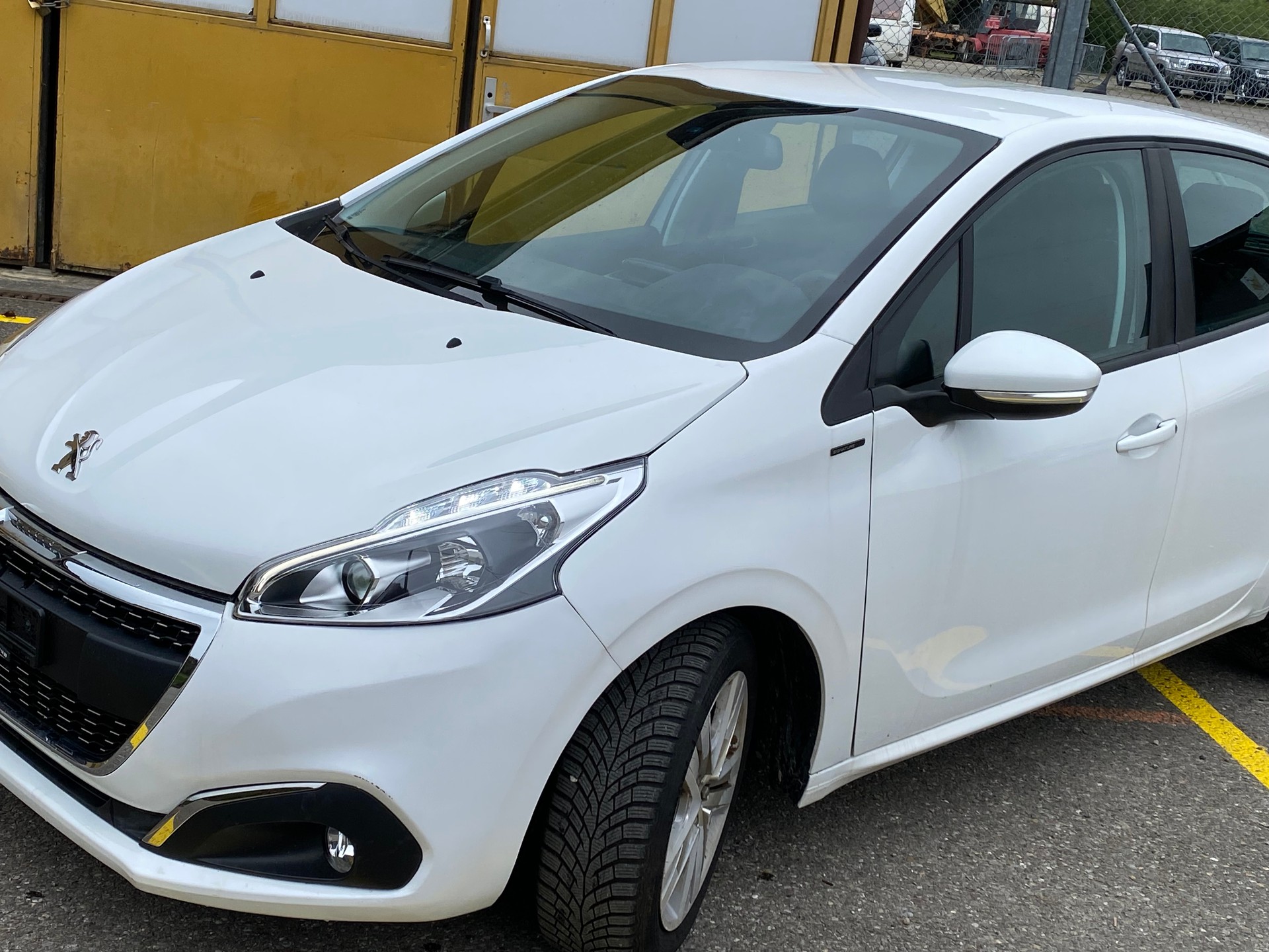 PEUGEOT 208 1.2 PureTech Signature-image-1