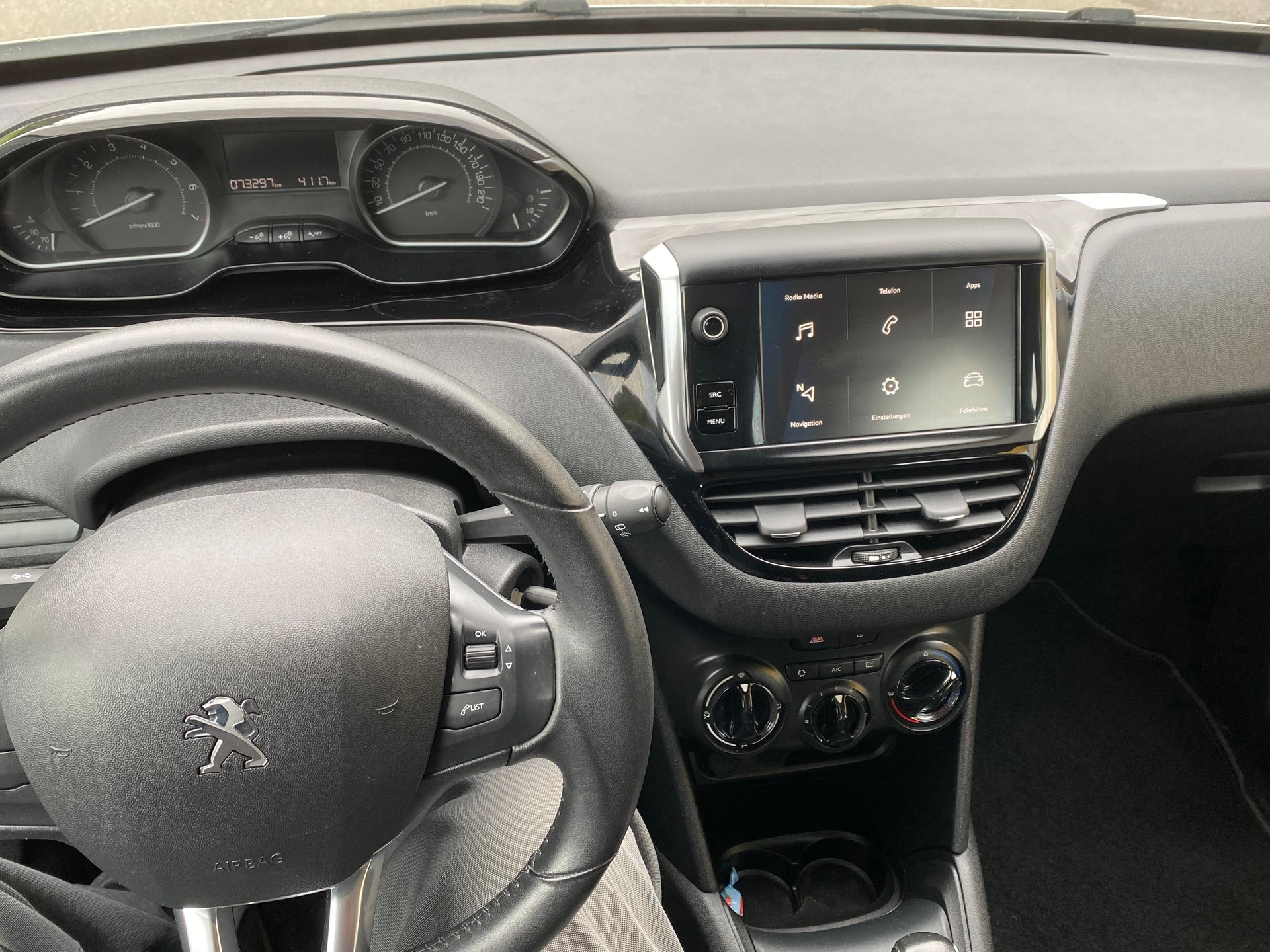 PEUGEOT 208 1.2 PureTech Signature-image-7