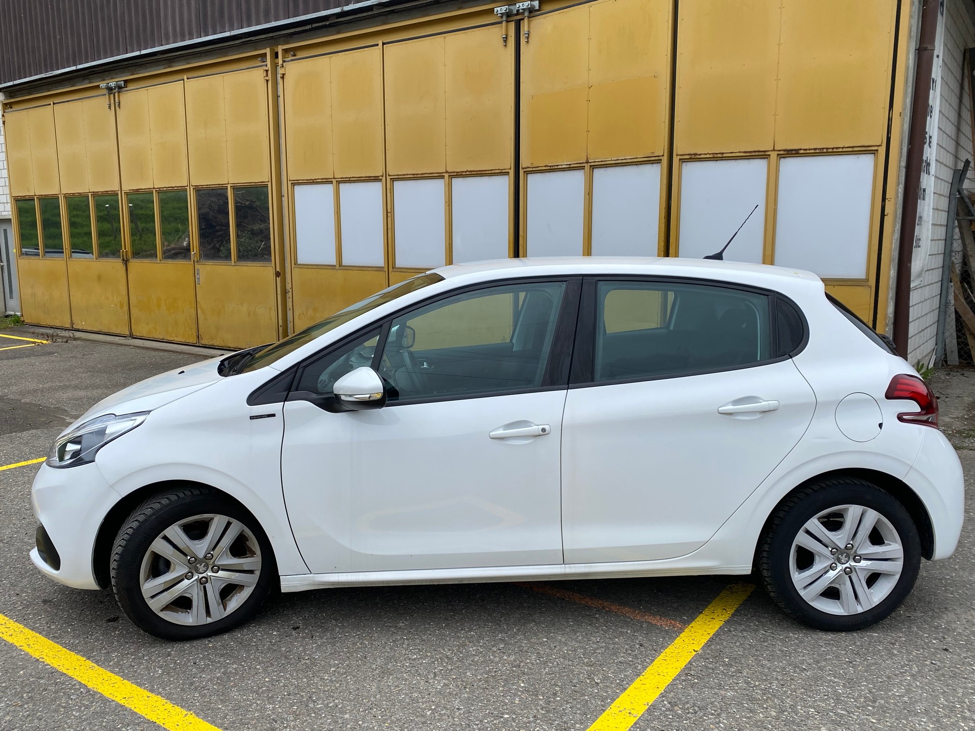 PEUGEOT 208 1.2 PureTech Signature-image-2