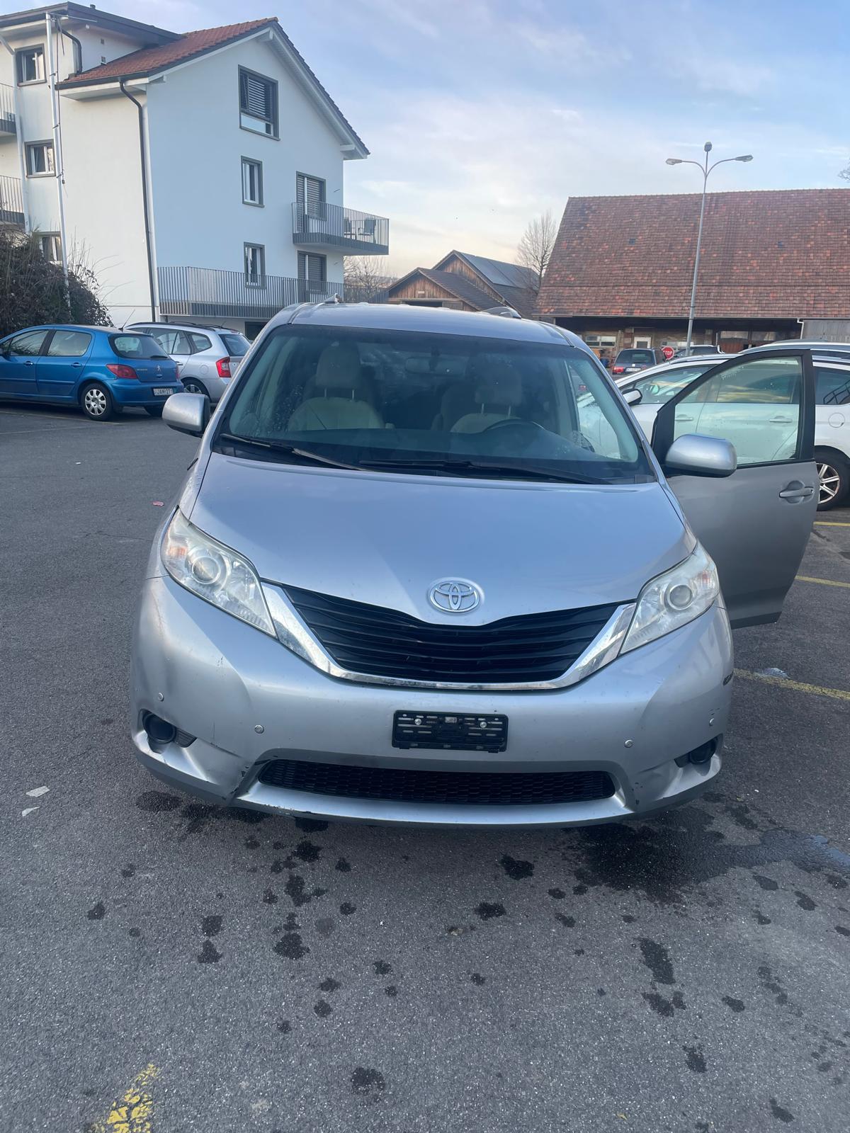 TOYOTA Sienna-image-1