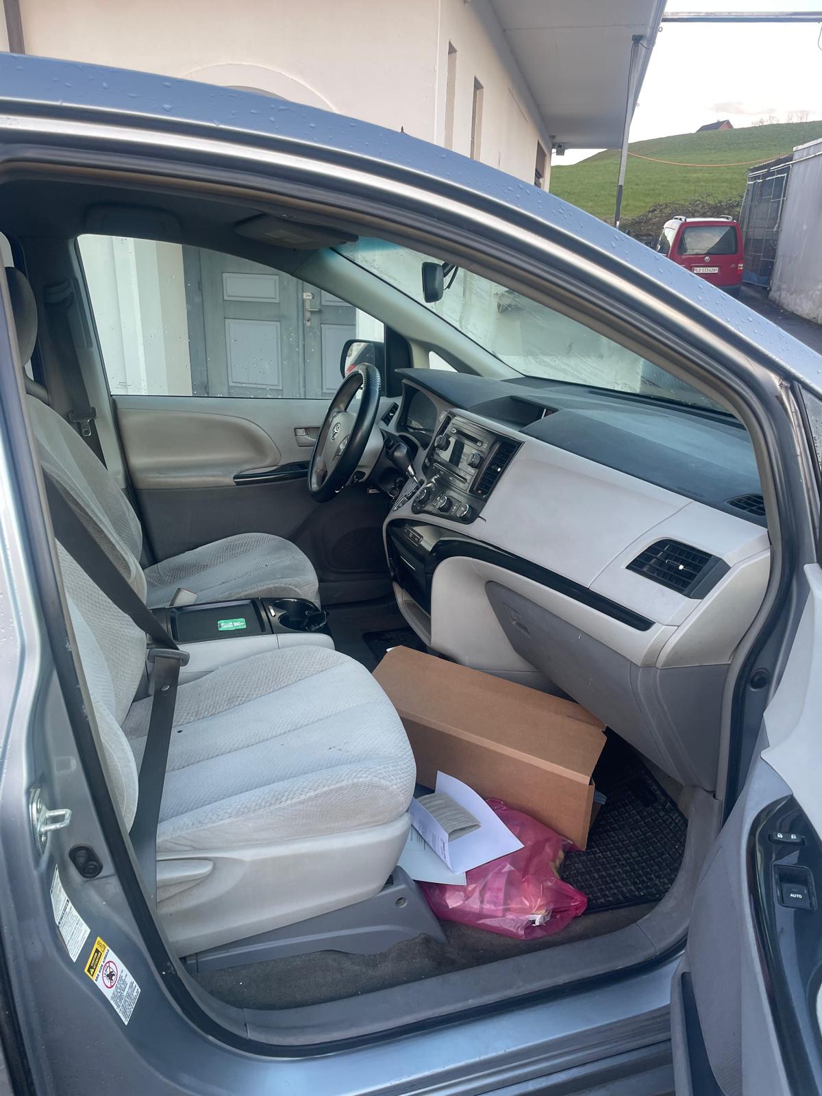 TOYOTA Sienna-image-13