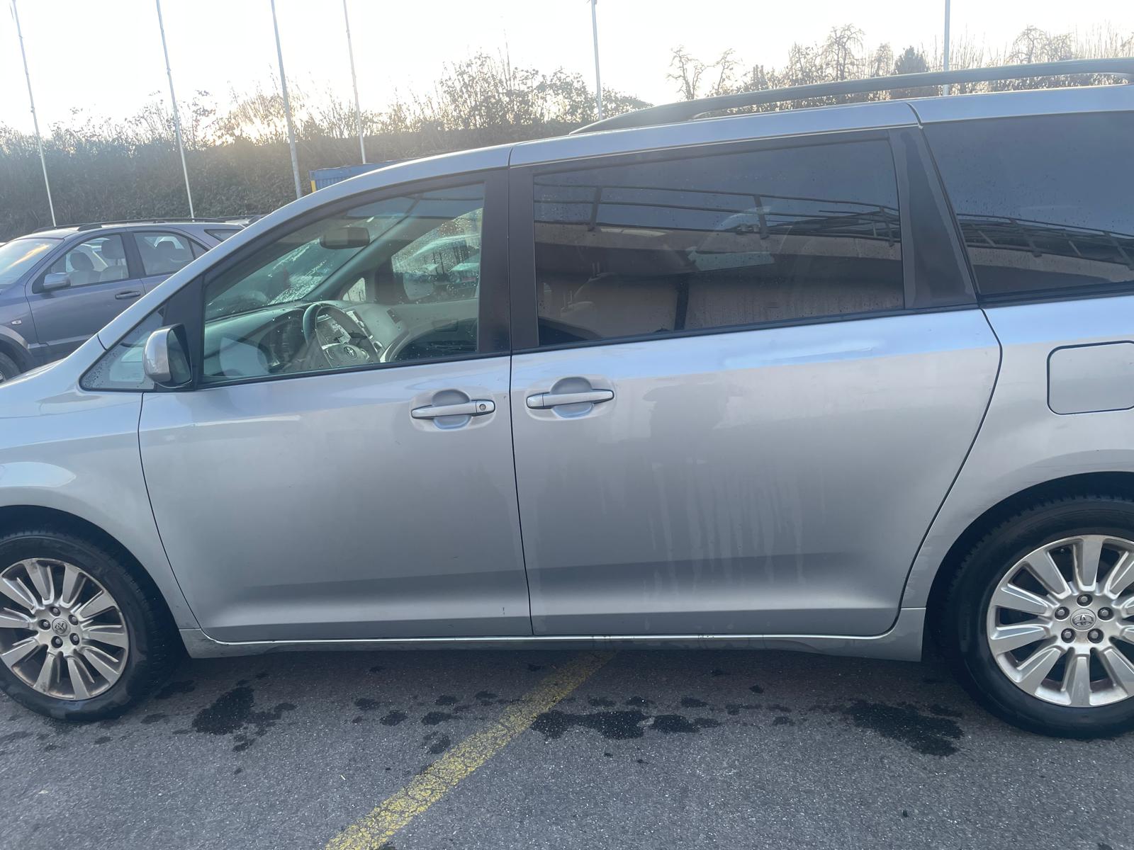 TOYOTA Sienna-image-14