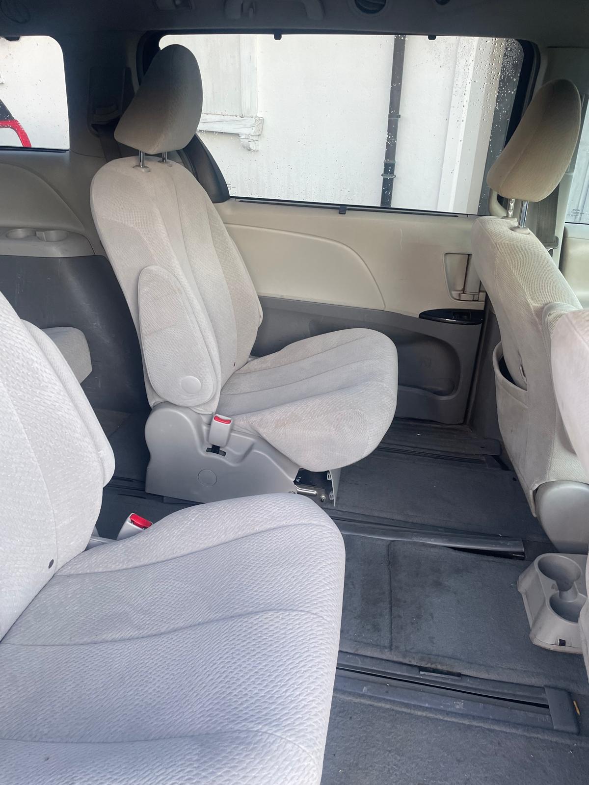 TOYOTA Sienna-image-12