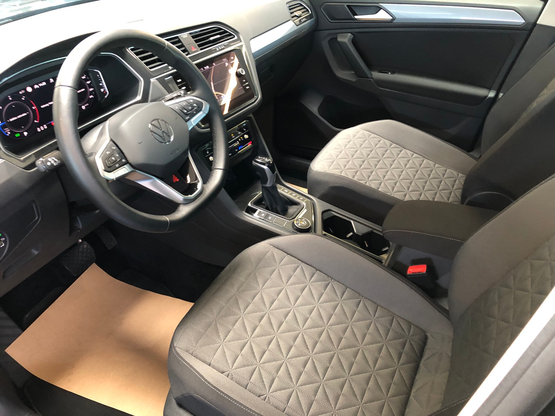 VW Tiguan 2.0 TDI SCR Life 4Motion DSG-image-20