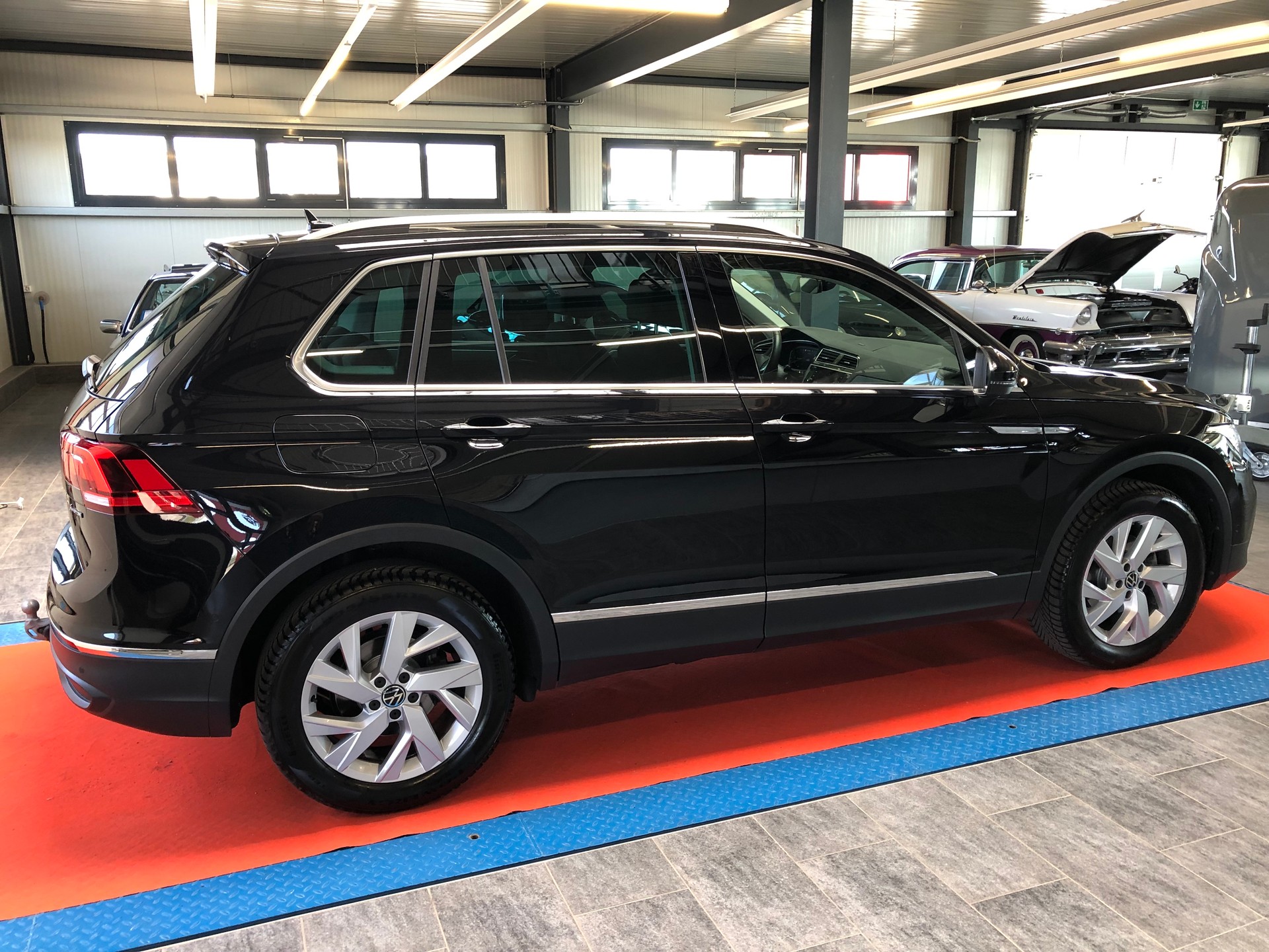 VW Tiguan 2.0 TDI SCR Life 4Motion DSG-image-10