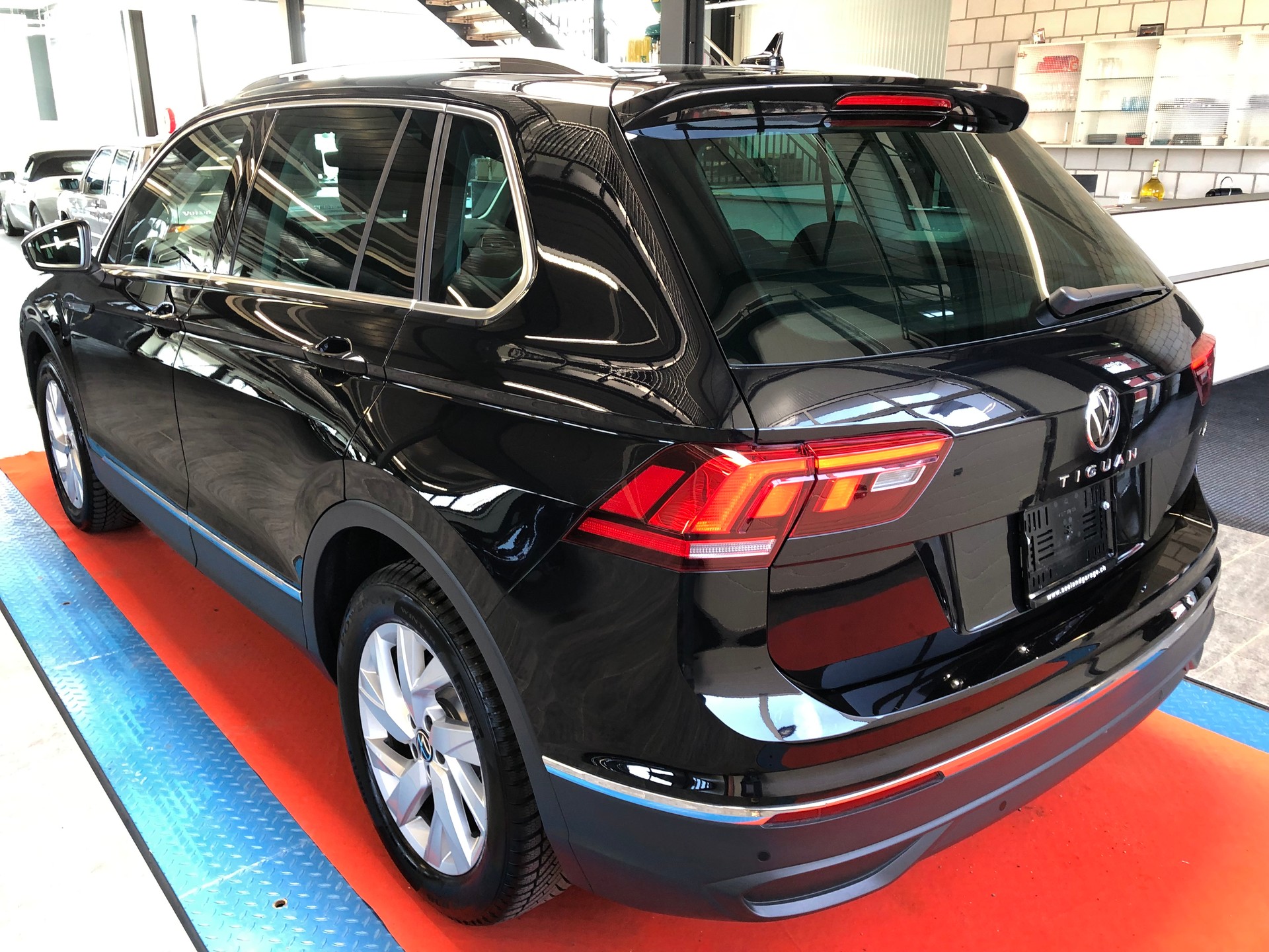 VW Tiguan 2.0 TDI SCR Life 4Motion DSG-image-6