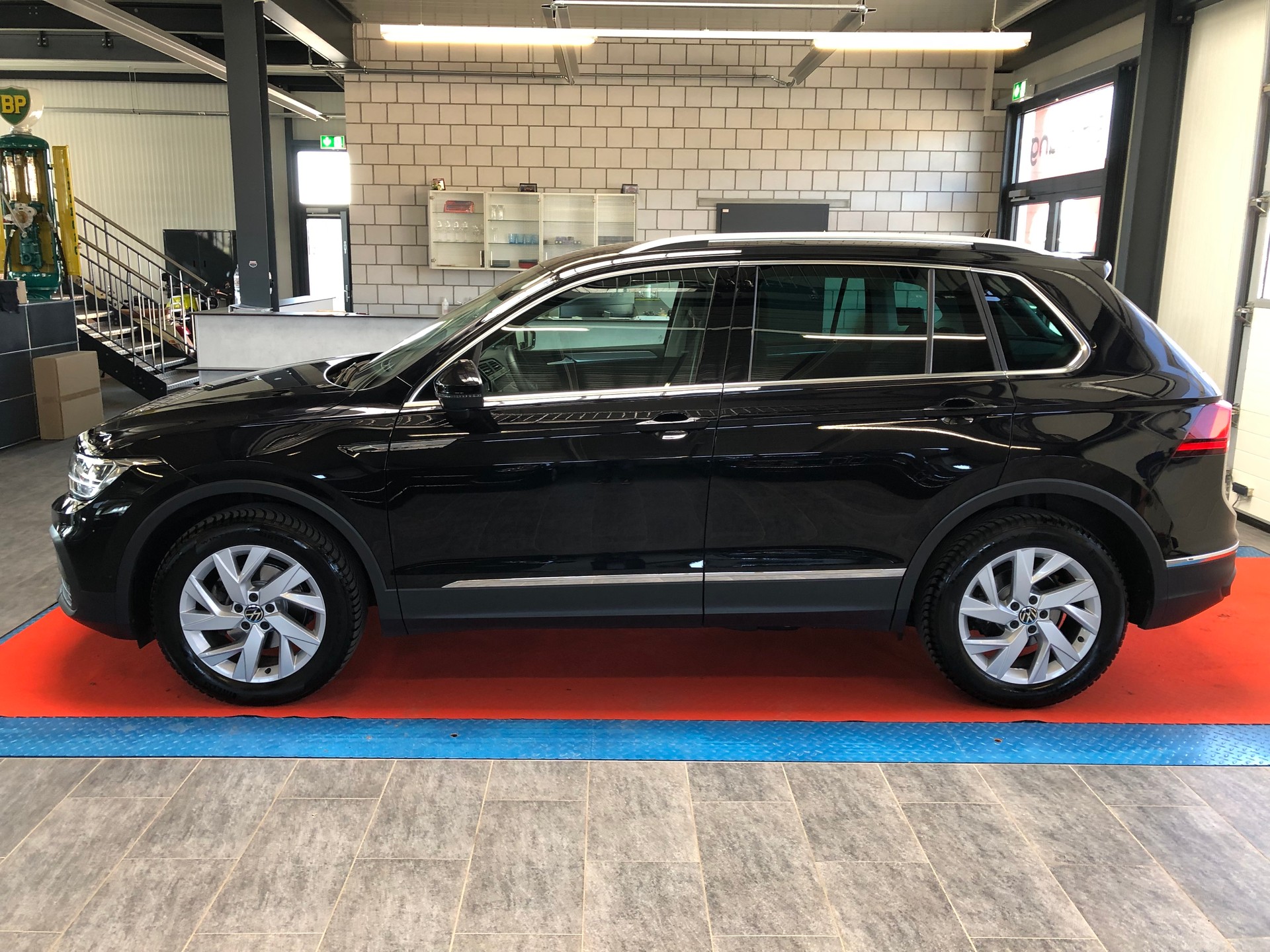 VW Tiguan 2.0 TDI SCR Life 4Motion DSG-image-5