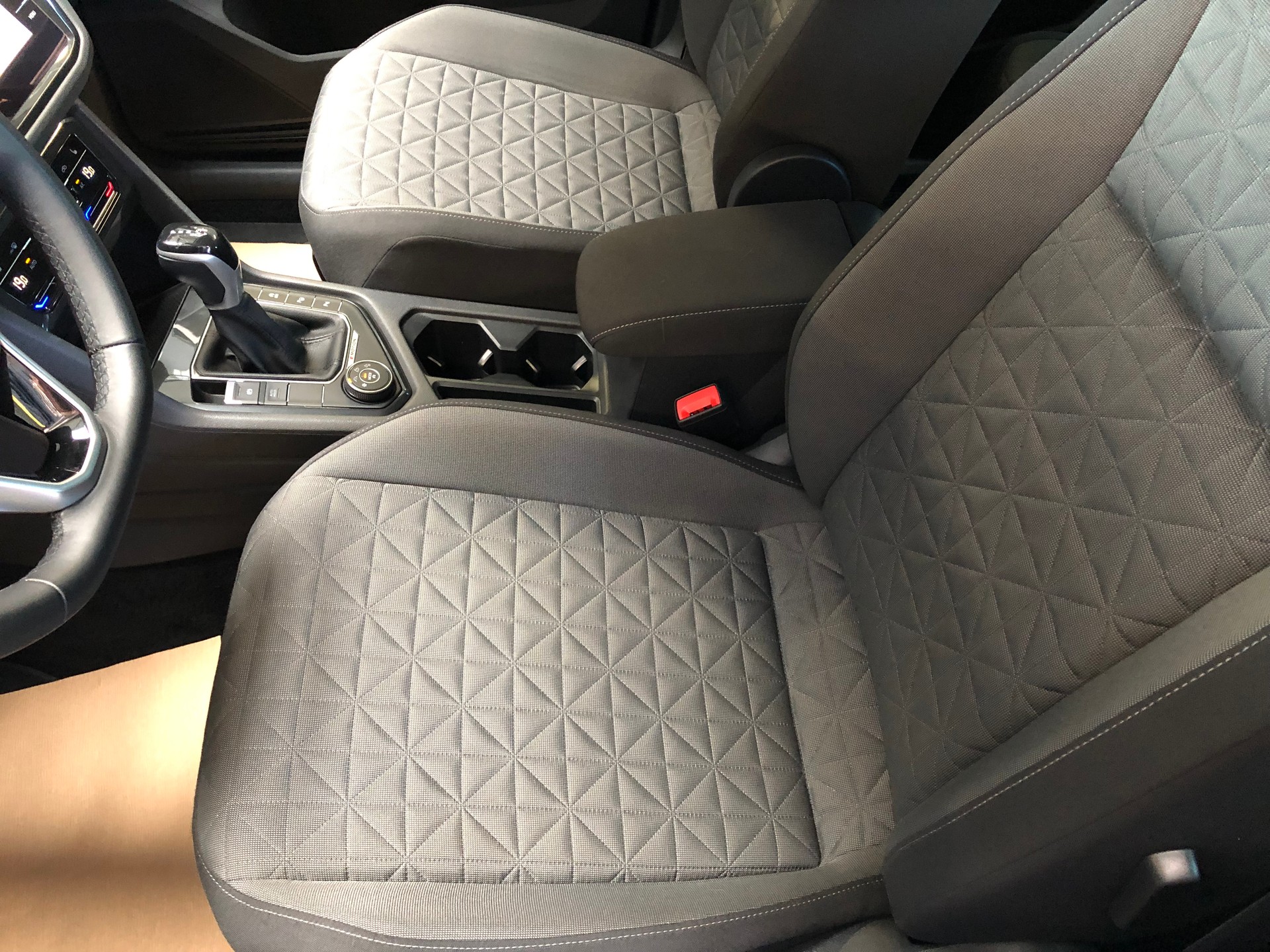 VW Tiguan 2.0 TDI SCR Life 4Motion DSG-image-24