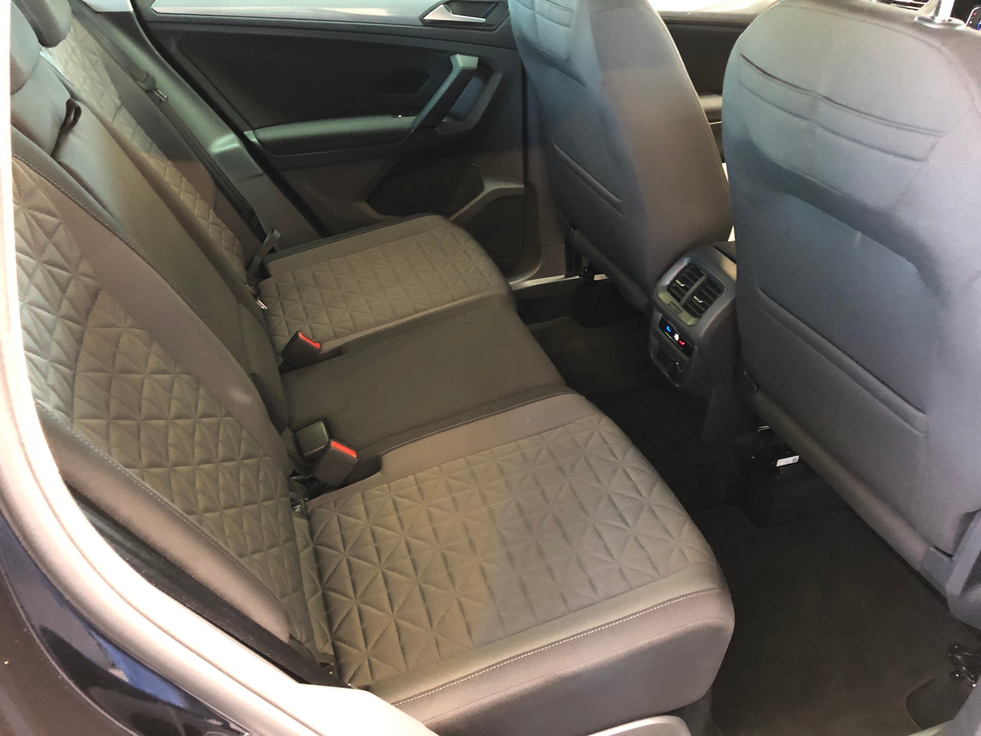 VW Tiguan 2.0 TDI SCR Life 4Motion DSG-image-17