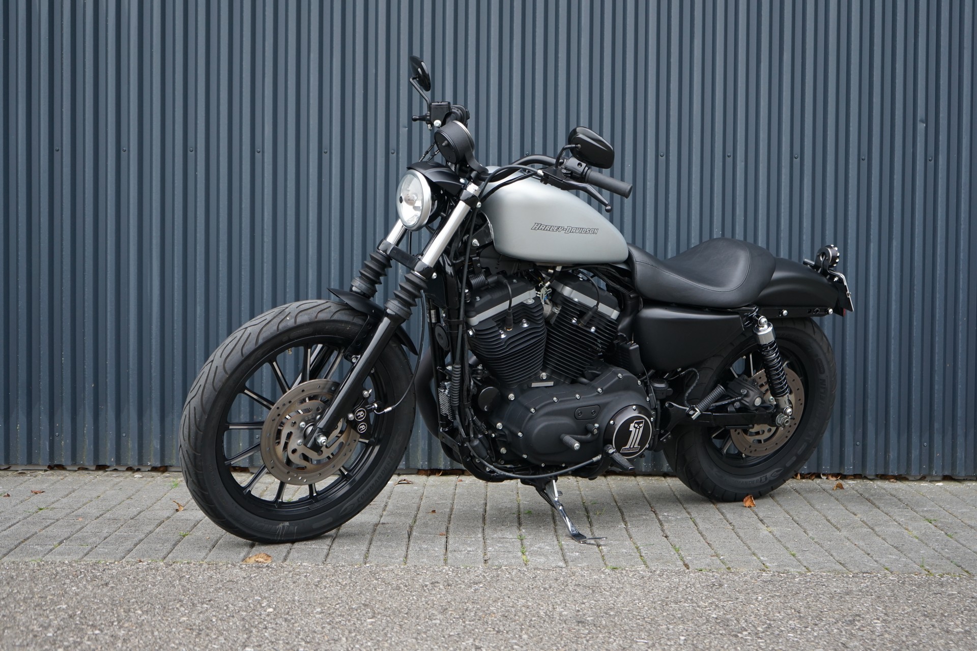 HARLEY-DAVIDSON XL 883 N Sportster Iron-image-1