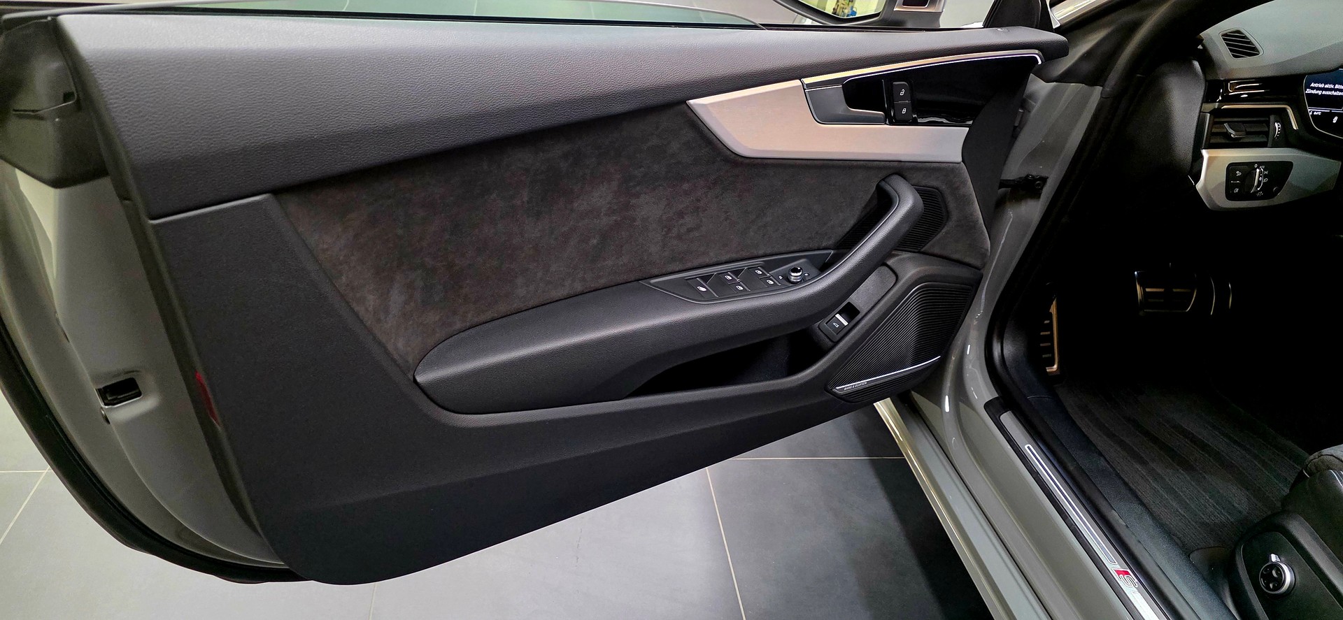 AUDI S5 Cabriolet 3.0 TFSI quattro tiptronic-image-18