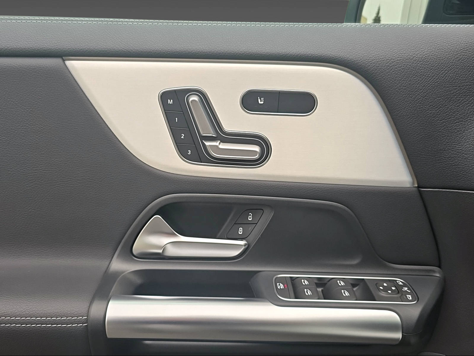 MERCEDES-BENZ GLA 250 4Matic-image-12