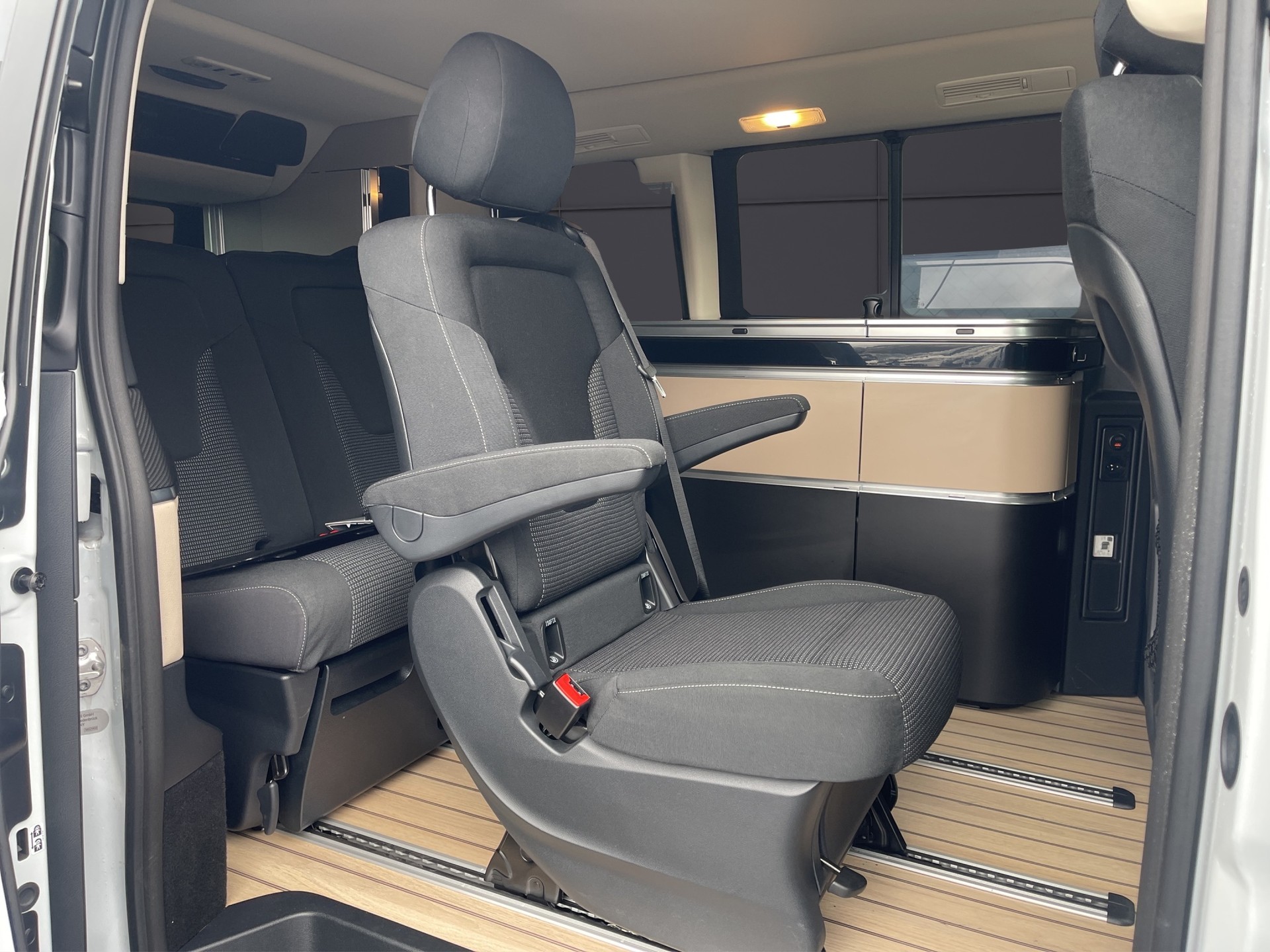 MERCEDES-BENZ Marco Polo 300 d 4M AMG-image-13