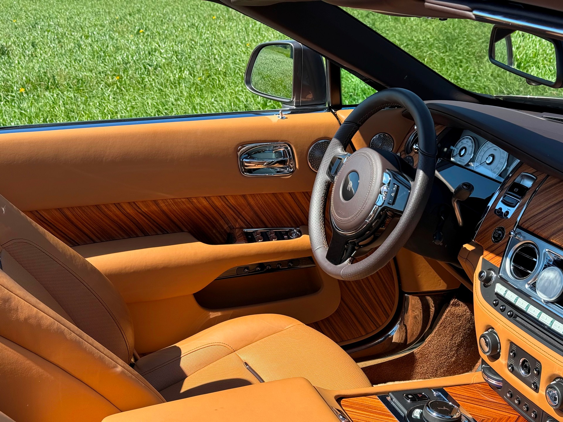 ROLLS-ROYCE Dawn 6.6 V12-showroom-element-1
