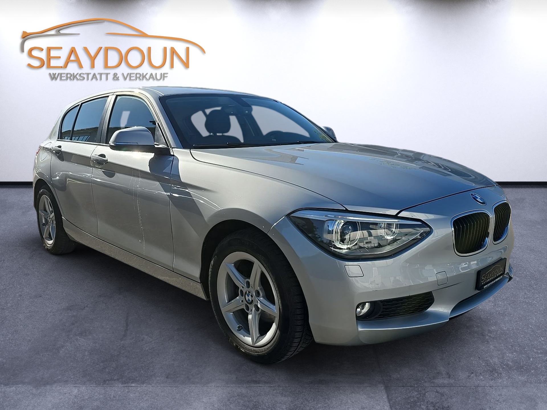 BMW 118i Steptronic-showroom-element-3