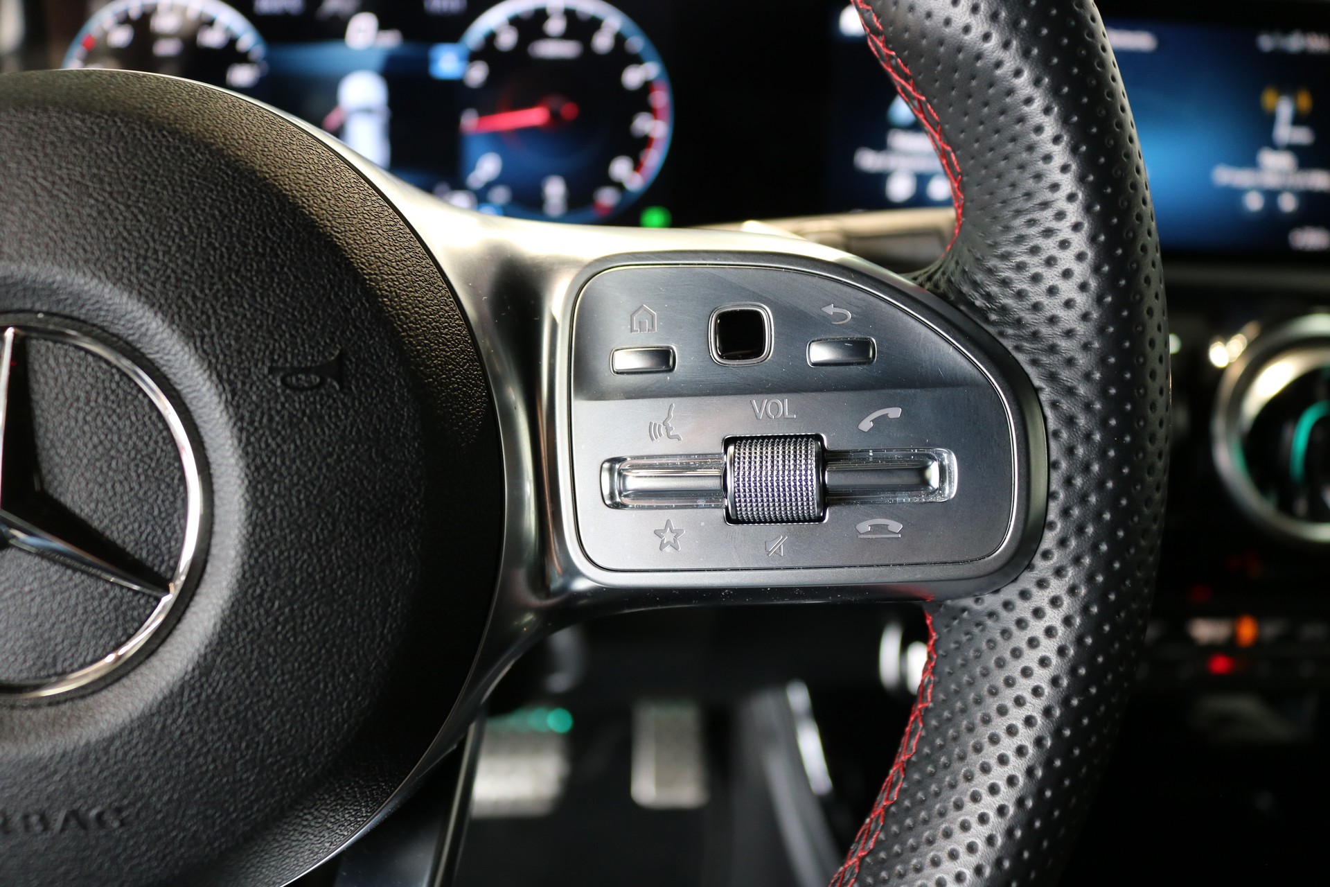 MERCEDES-BENZ CLA Shooting Brake 250 4Matic 7G-DCT AMG Line-image-26