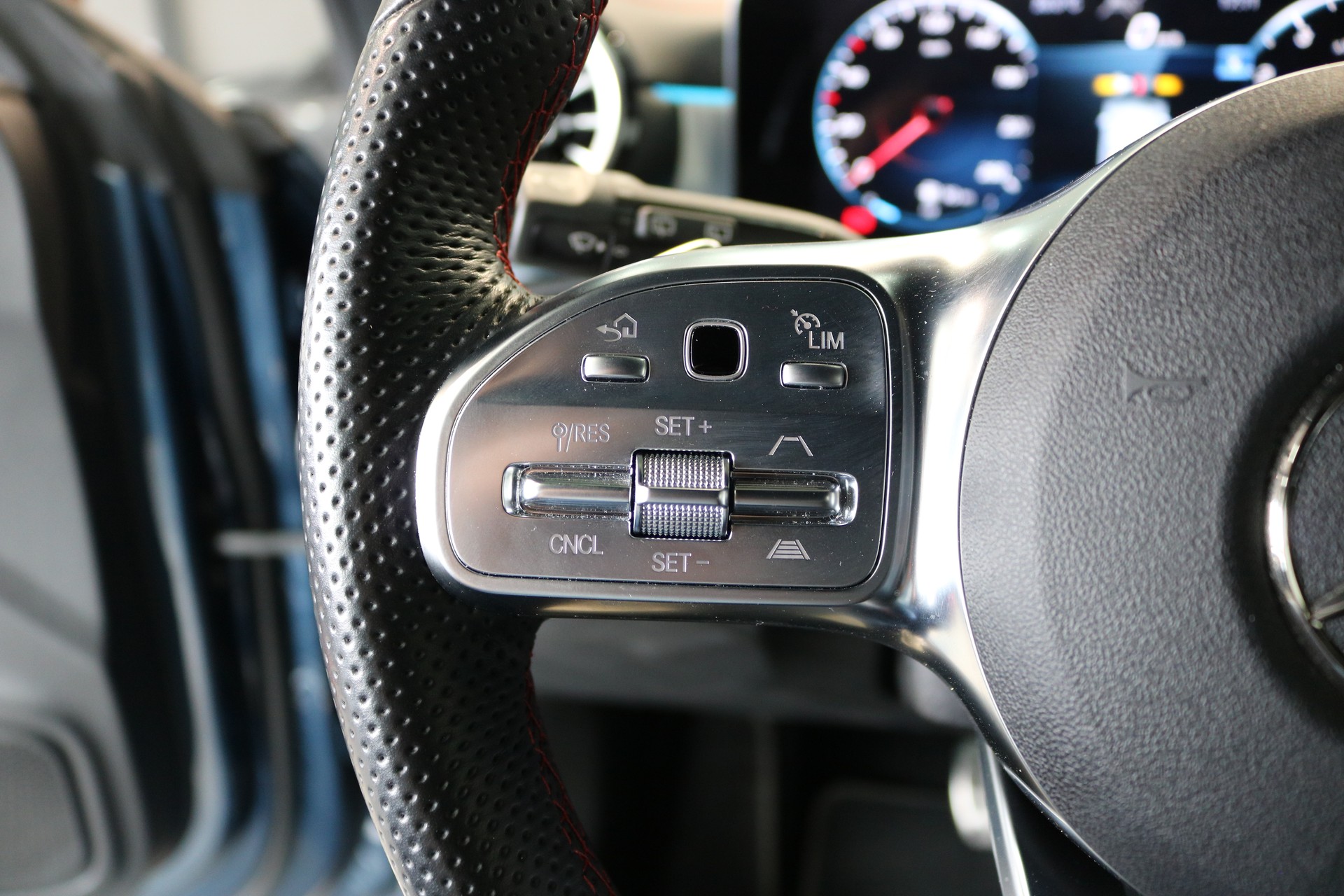 MERCEDES-BENZ CLA Shooting Brake 250 4Matic 7G-DCT AMG Line-image-27