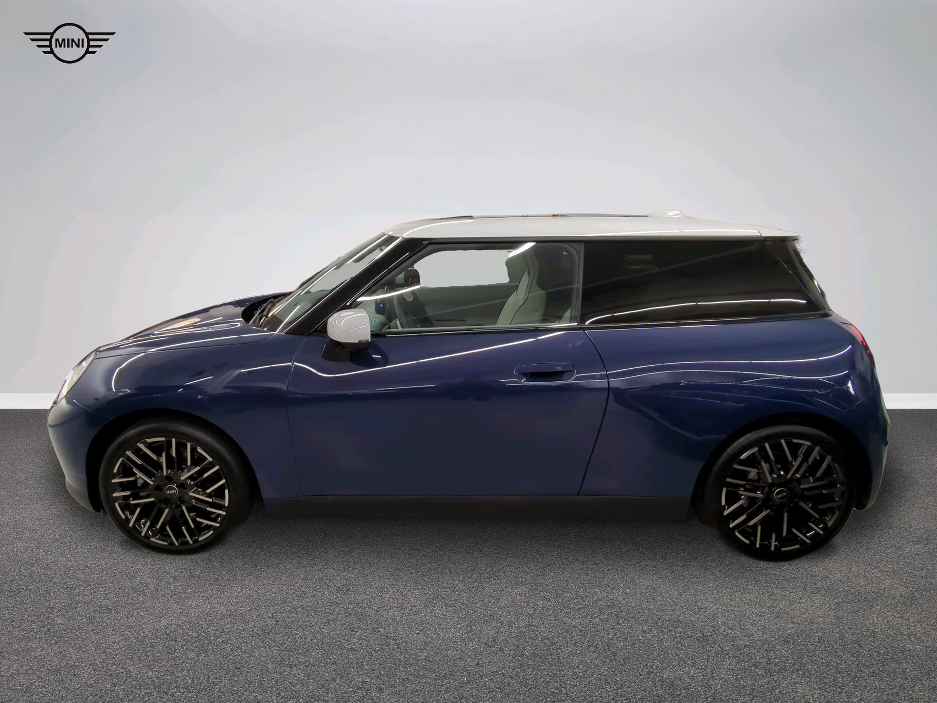 MINI Cooper SE-showroom-element-2
