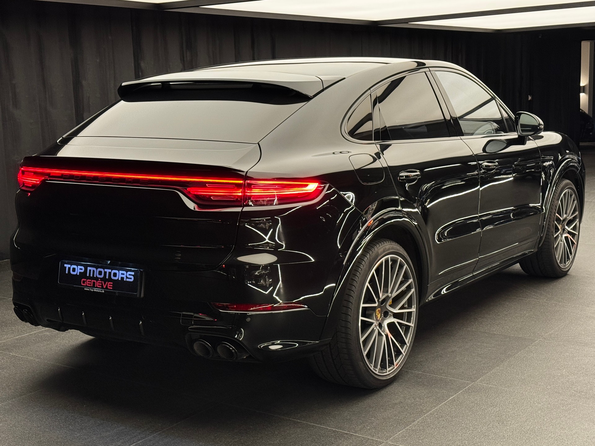 PORSCHE Cayenne Turbo Coupé S E-Hybrid-showroom-element-1