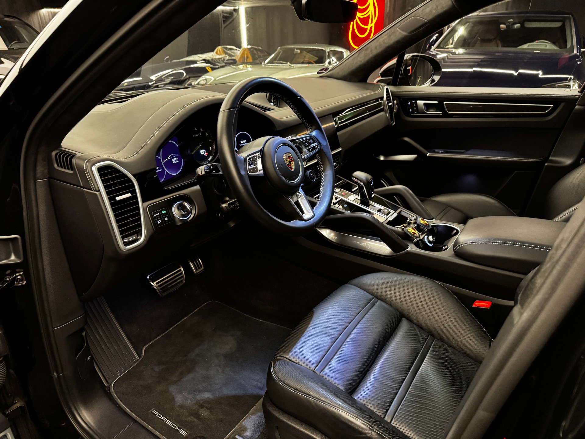 PORSCHE Cayenne Turbo Coupé S E-Hybrid-image-4