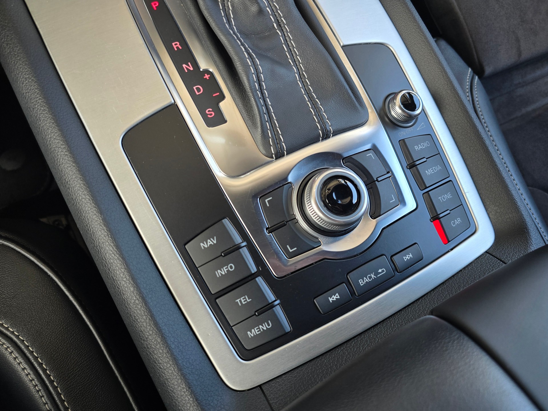 AUDI Q7 3.0 TDI S-Line quattro tiptronic Luftfederung 7-Sitzer-image-28