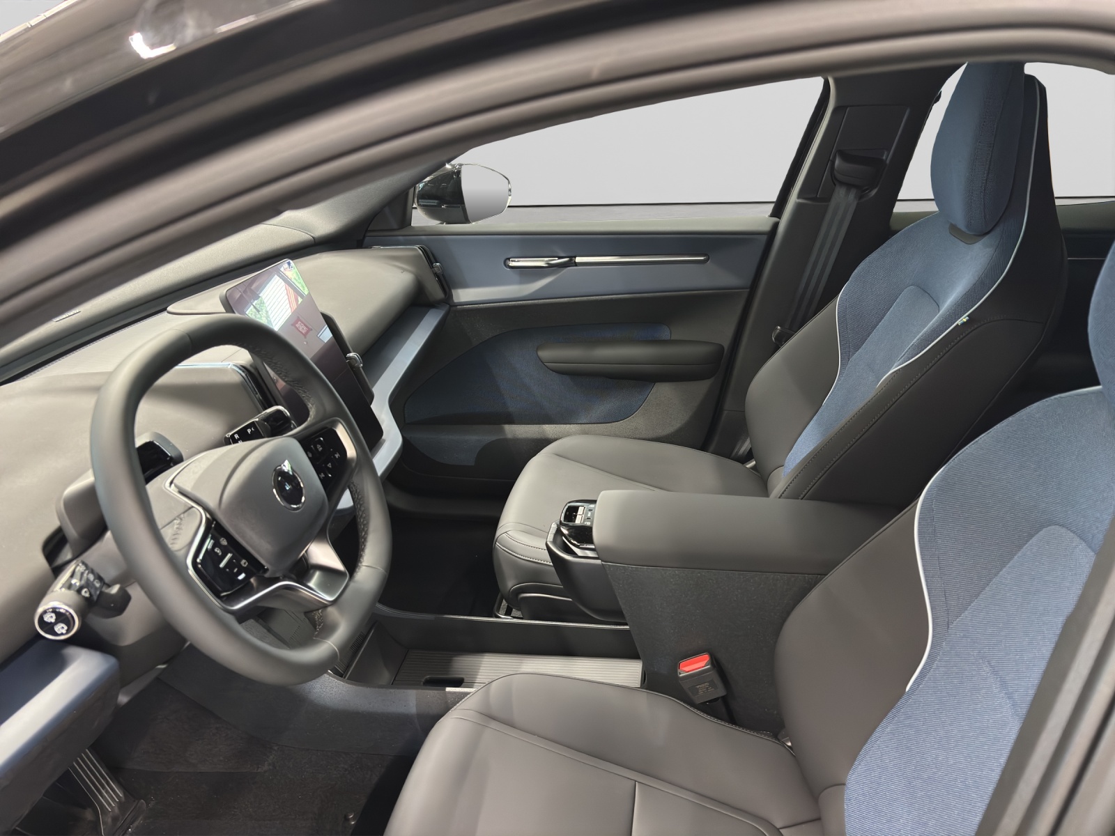 VOLVO EX30 Plus XCENTRIC Black Edition-showroom-element-3