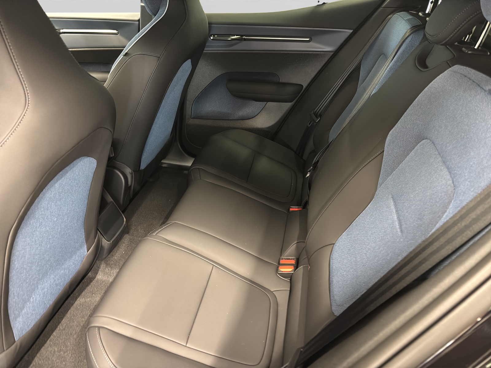 VOLVO EX30 Plus XCENTRIC Black Edition-image-4