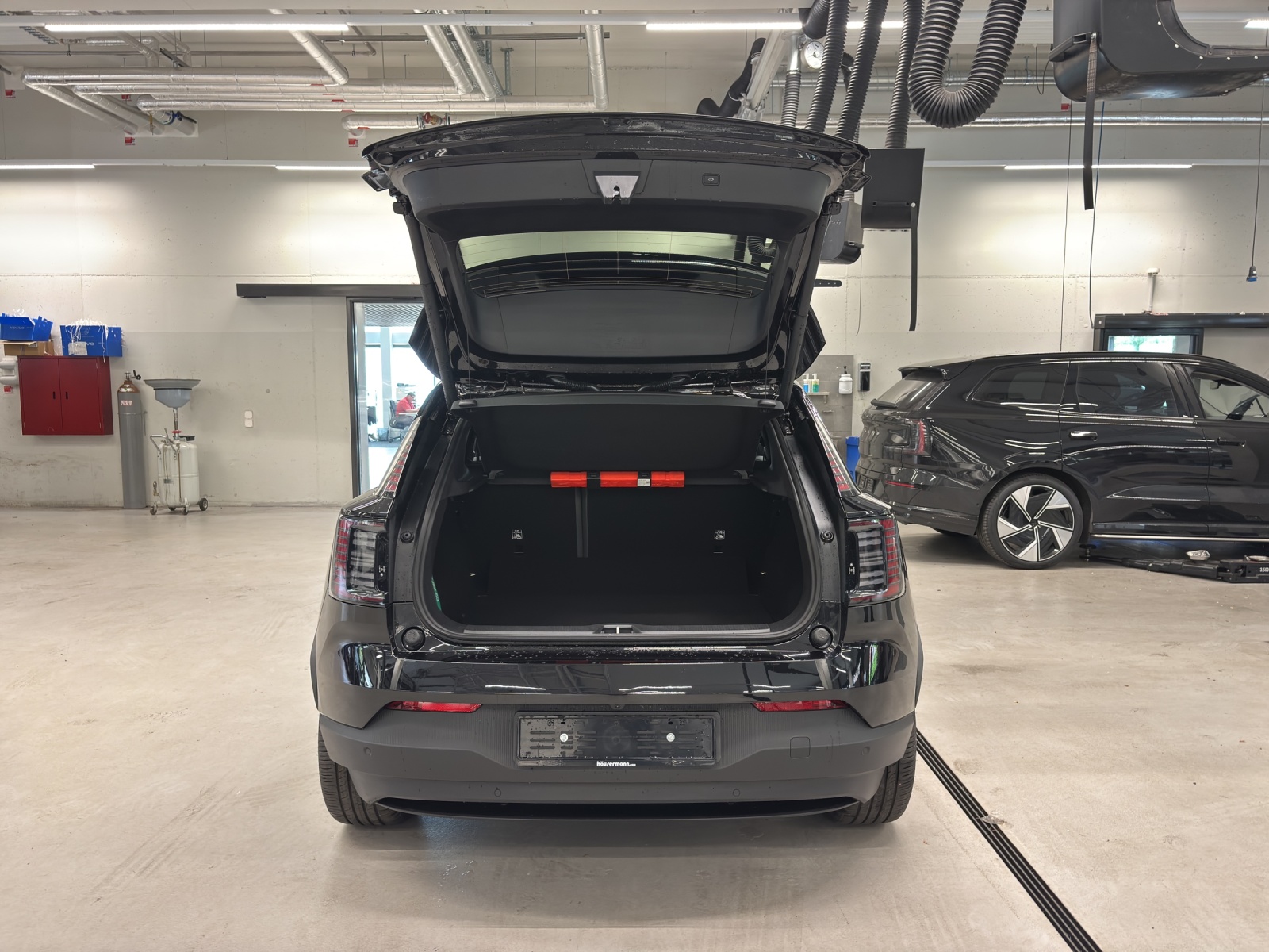VOLVO EX30 Plus XCENTRIC Black Edition-image-10