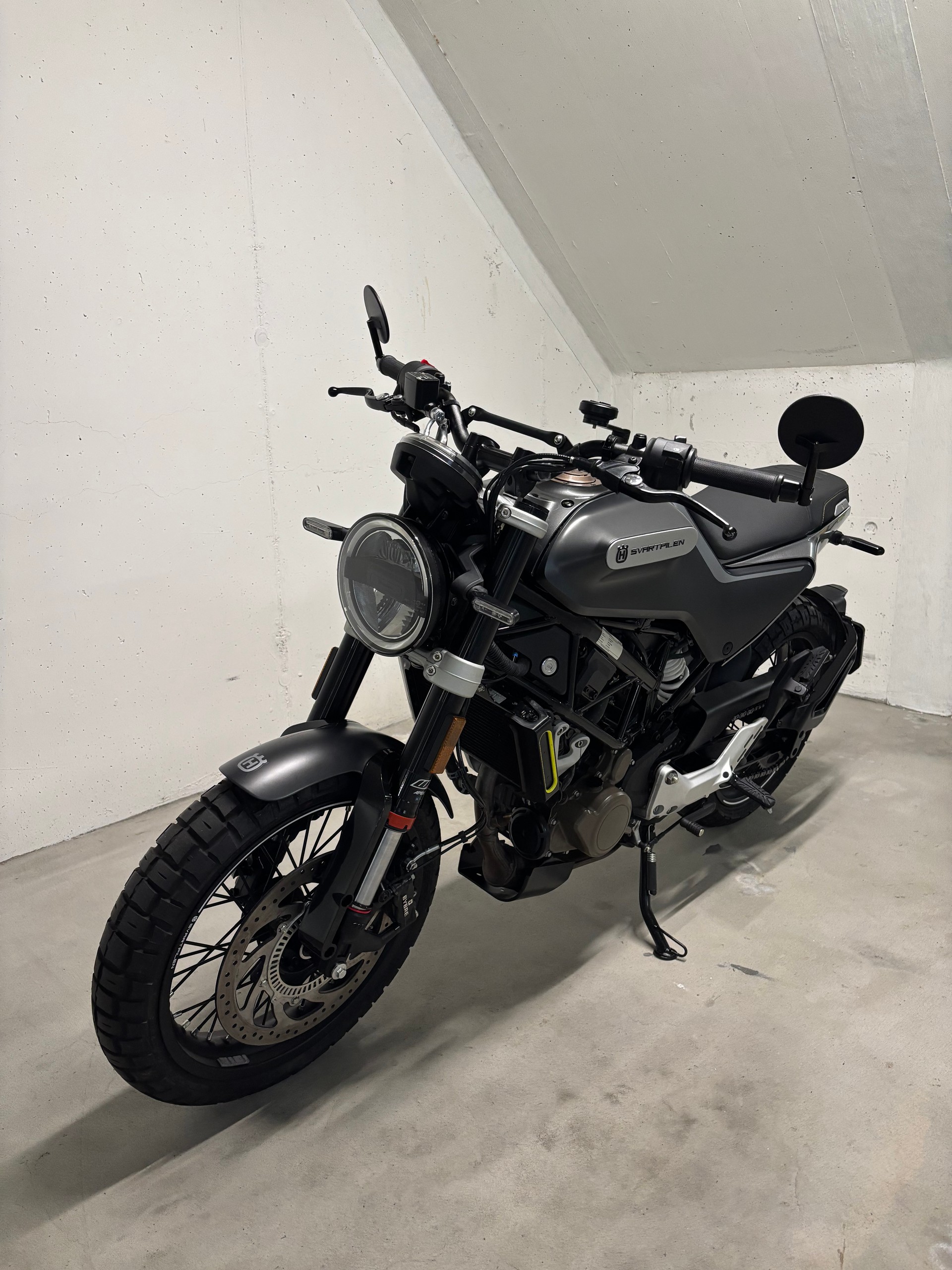 HUSQVARNA Svartpilen 125-image-0