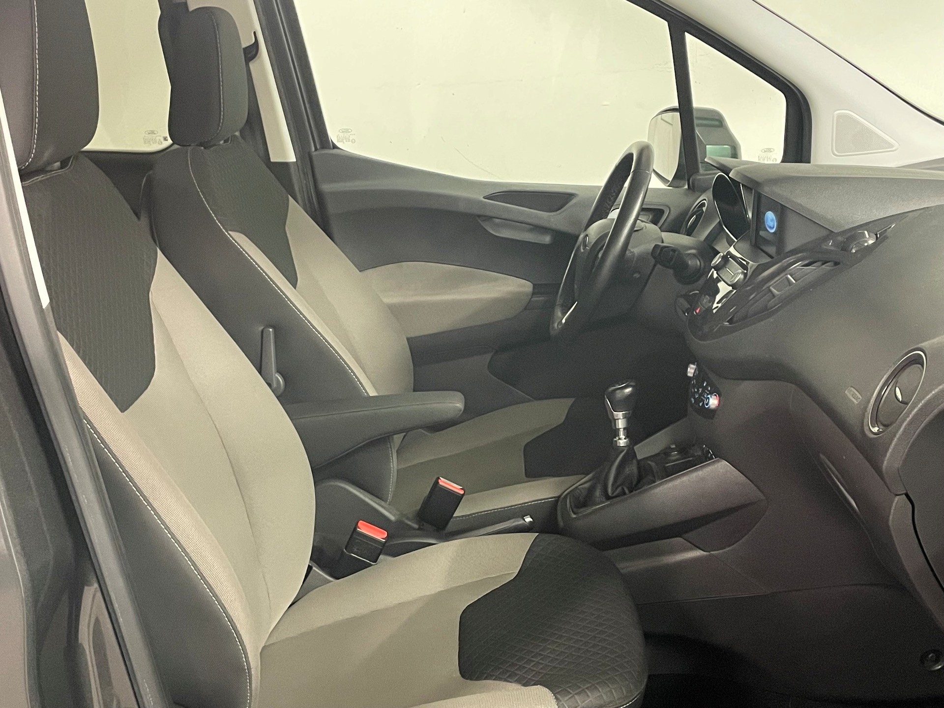 FORD Tourneo Courier 1.0 SCTi Titanium-image-7