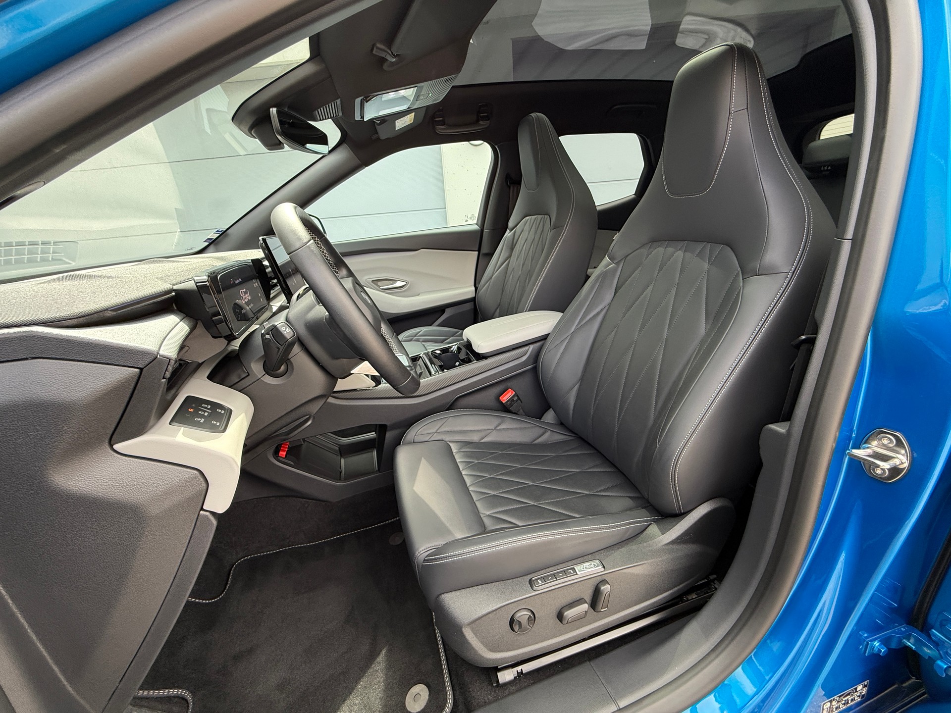 FORD Explorer Elektro 77kWh Extended Range PREMIUM mit Anhängerkupplung, Wärmepumpe & Panoramadach-image-13