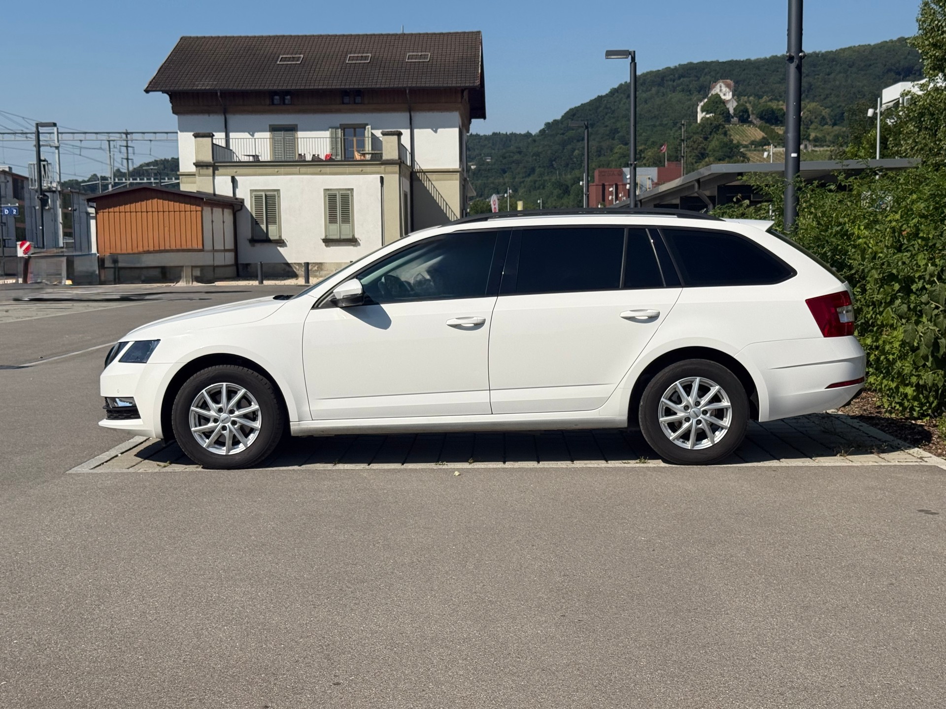 SKODA Octavia Combi 2.0 TDI Ambition DSG-showroom-element-1