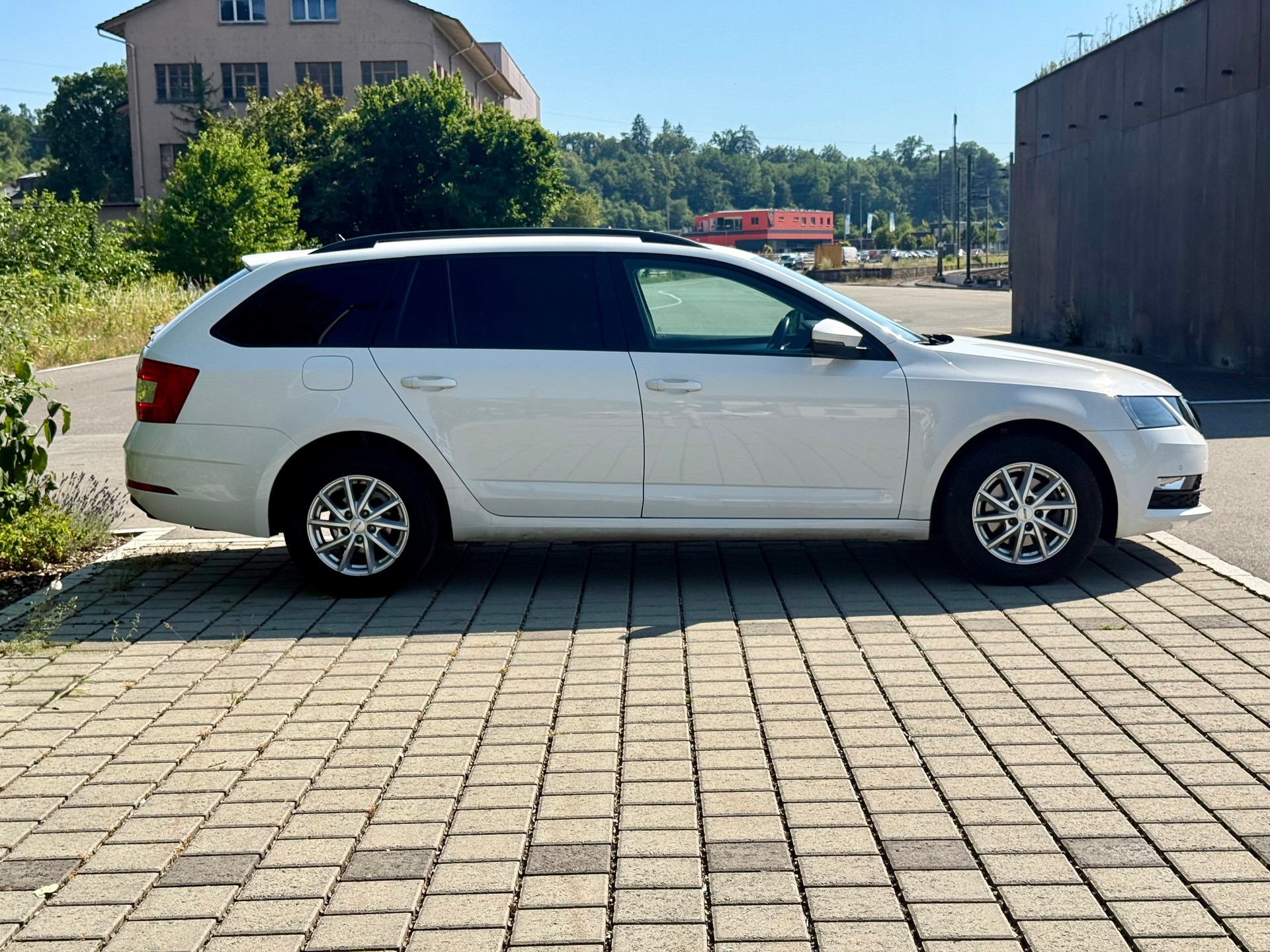 SKODA Octavia Combi 2.0 TDI Ambition DSG-showroom-element-3