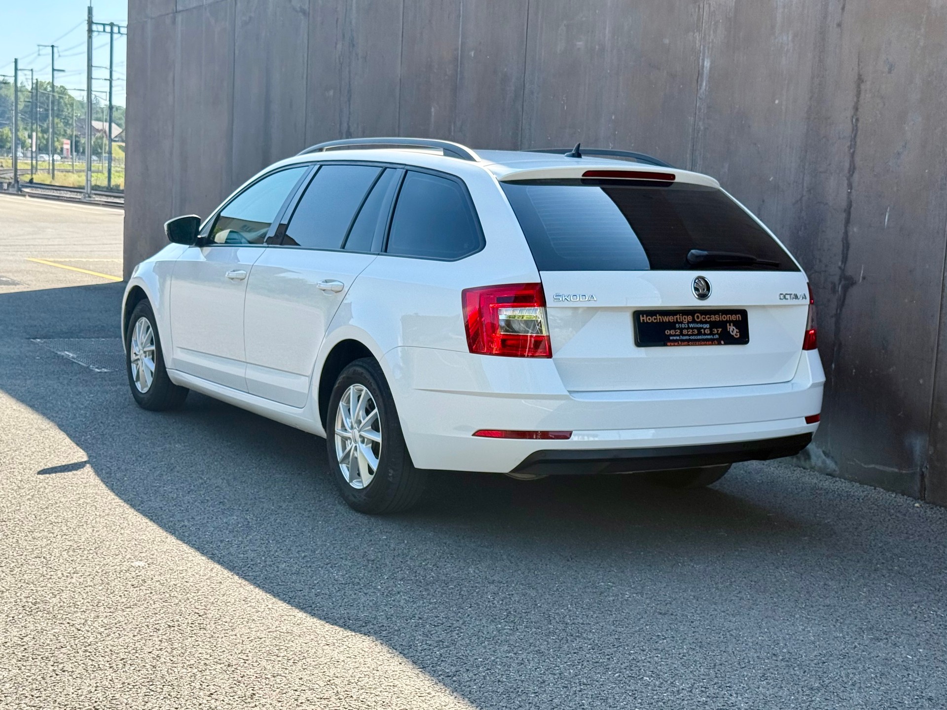SKODA Octavia Combi 2.0 TDI Ambition DSG-showroom-element-2