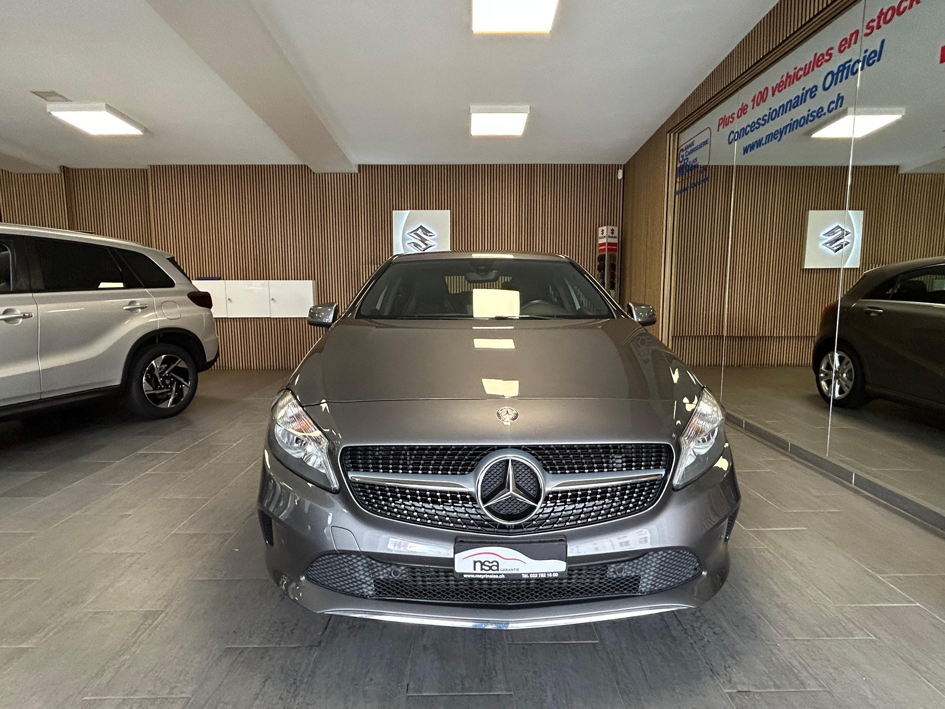 MERCEDES-BENZ A 180 Urban-showroom-element-2