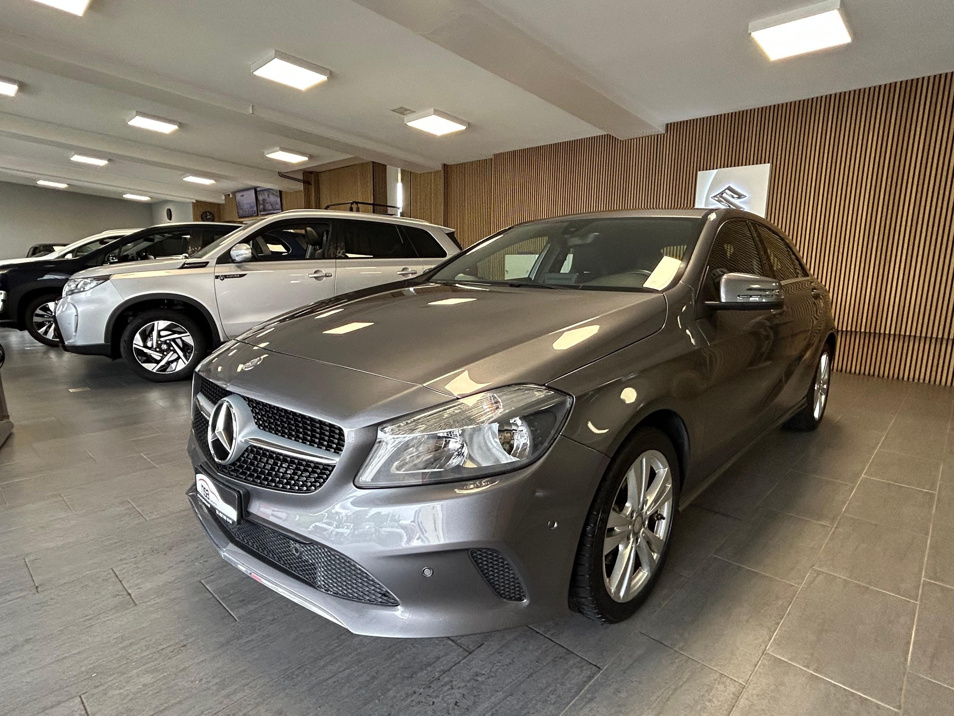 MERCEDES-BENZ A 180 Urban-showroom-element-3