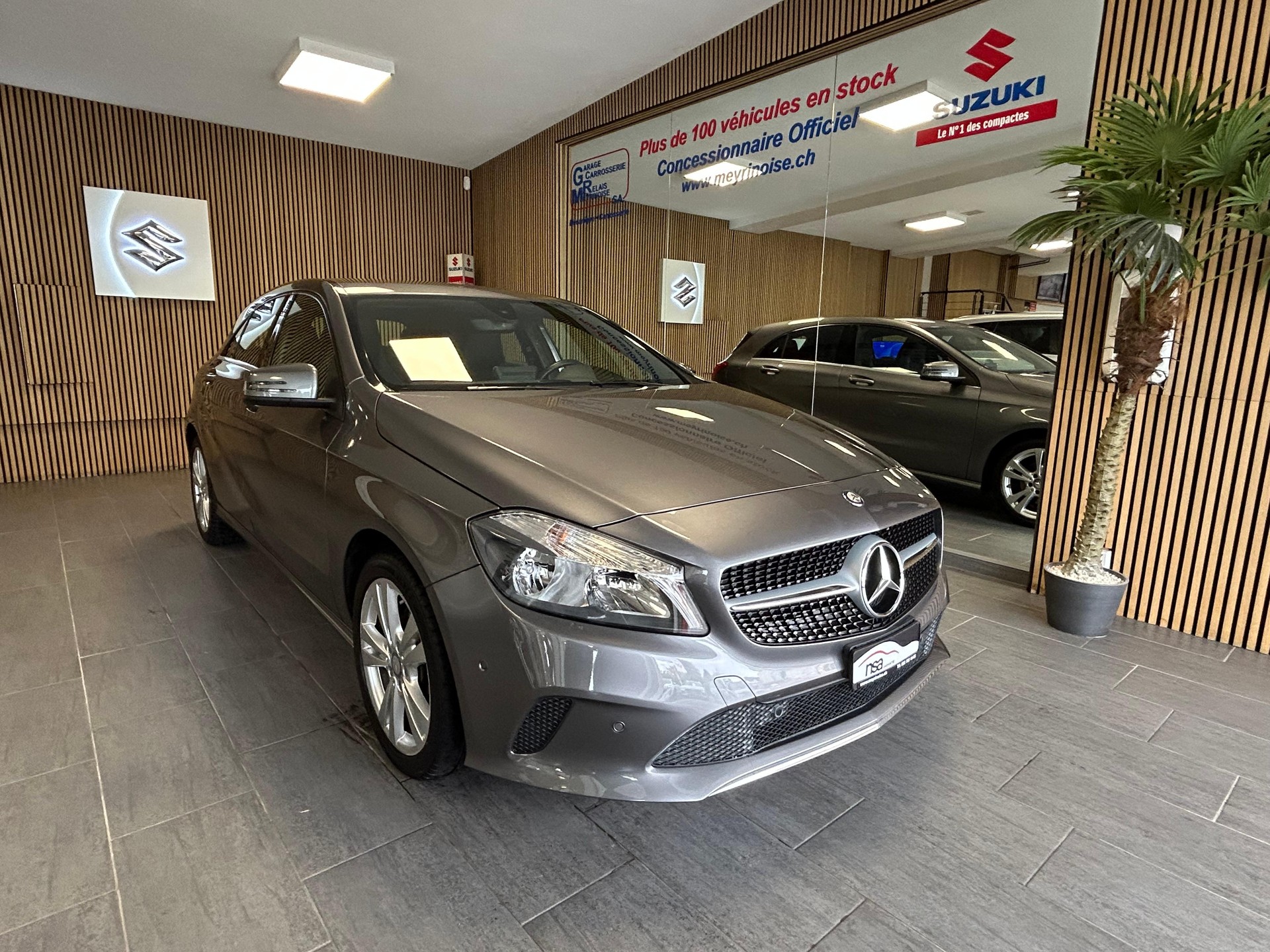 MERCEDES-BENZ A 180 Urban-showroom-element-1