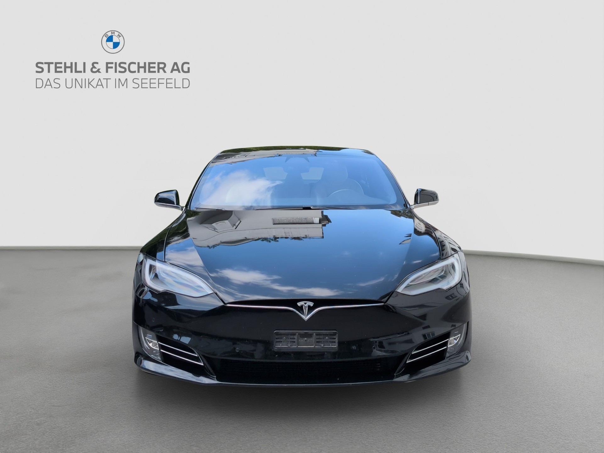 TESLA Model S Maximale-Reichweite-showroom-element-1