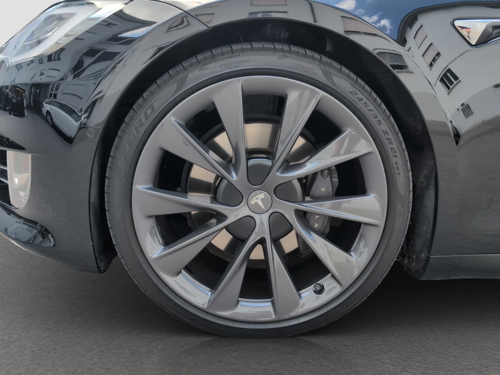 TESLA Model S Maximale-Reichweite-showroom-element-3