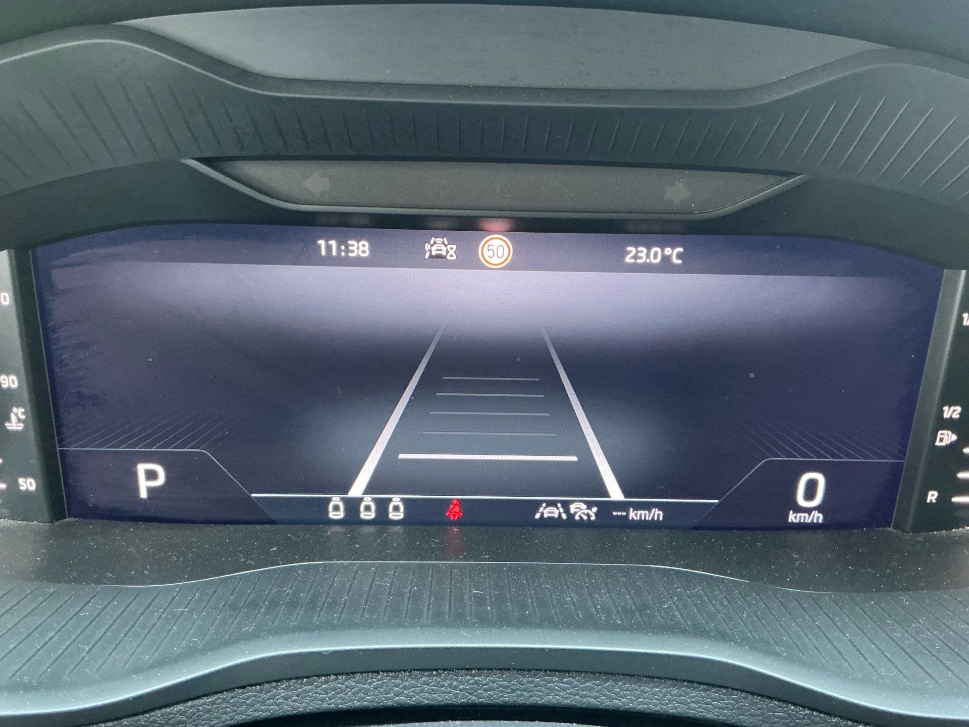 SKODA Karoq Selection *** ACC & RÜCKFAHRKAMERA ***-image-10