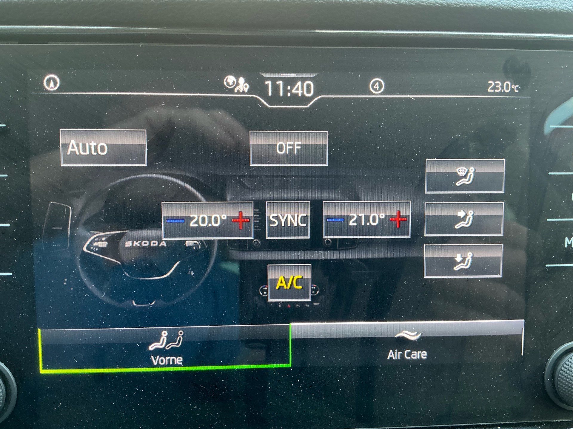 SKODA Karoq Selection *** ACC & RÜCKFAHRKAMERA ***-image-17