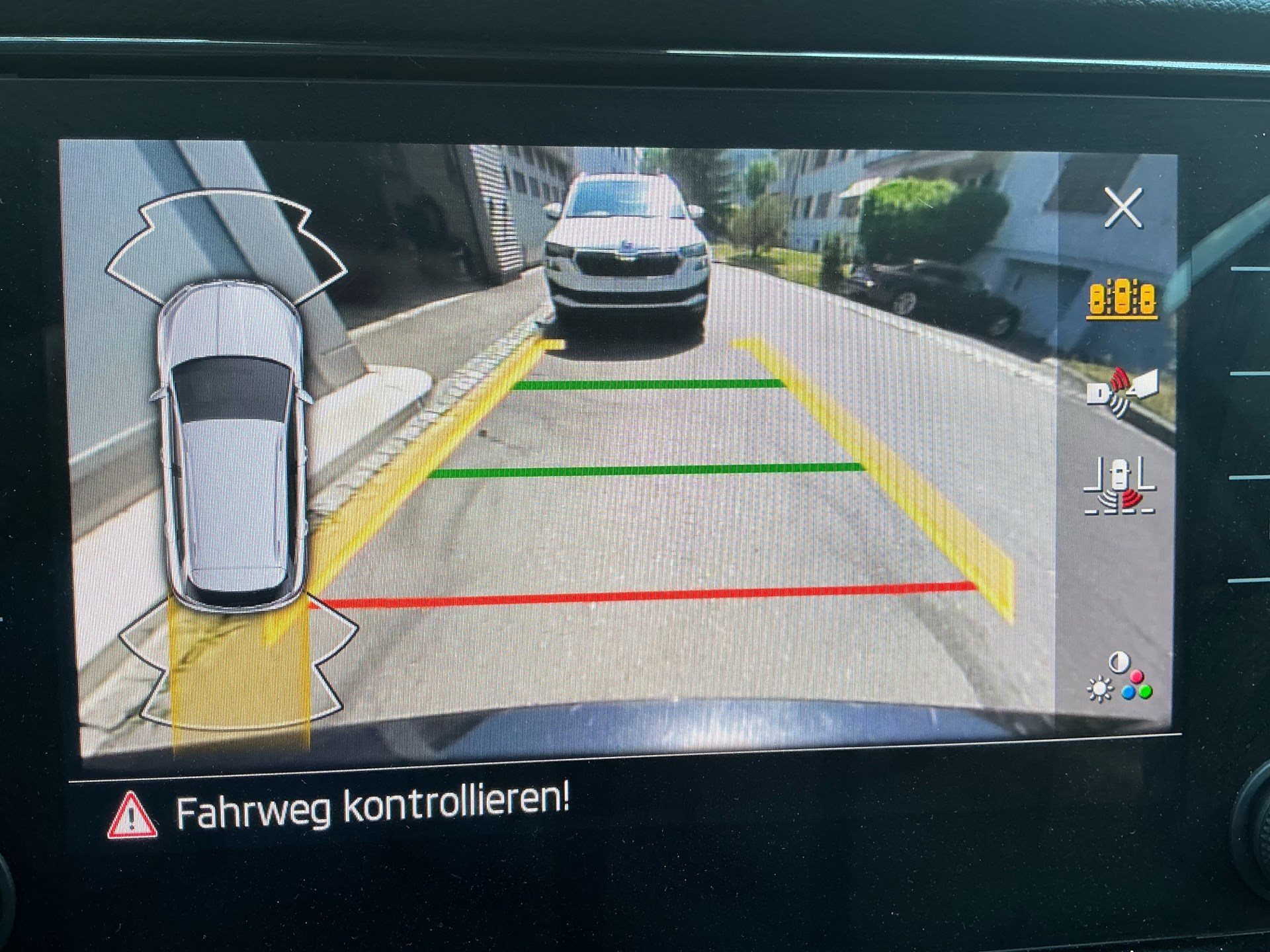 SKODA Karoq Selection *** ACC & RÜCKFAHRKAMERA ***-image-13