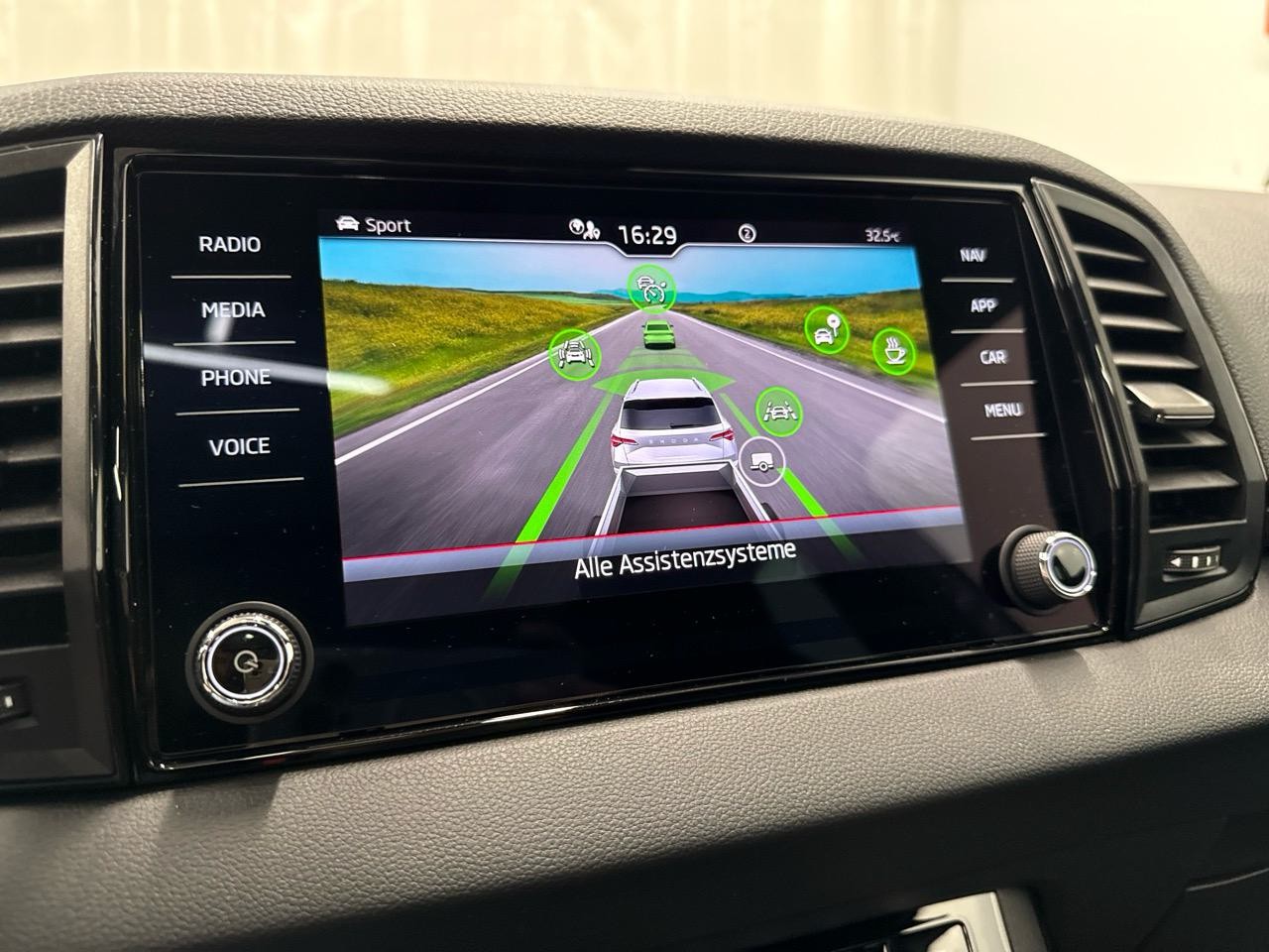 SKODA Karoq 2.0 TSI SportLine 4x4 DSG-image-10