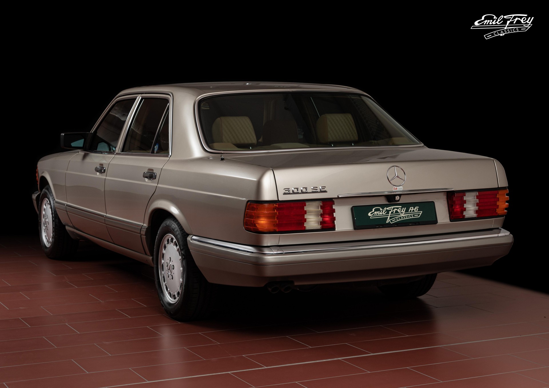 MERCEDES-BENZ SE W126-showroom-element-2