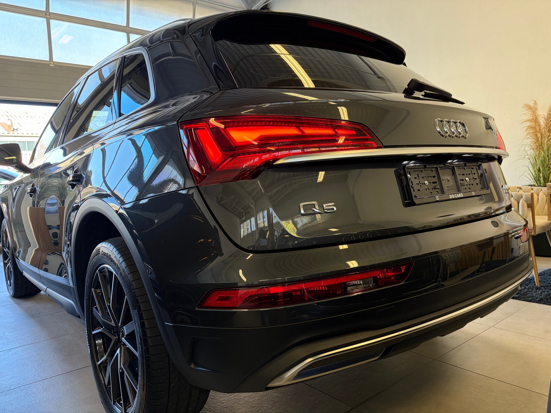 AUDI Q5 40 TDI S-line quattro S-tronic-image-1