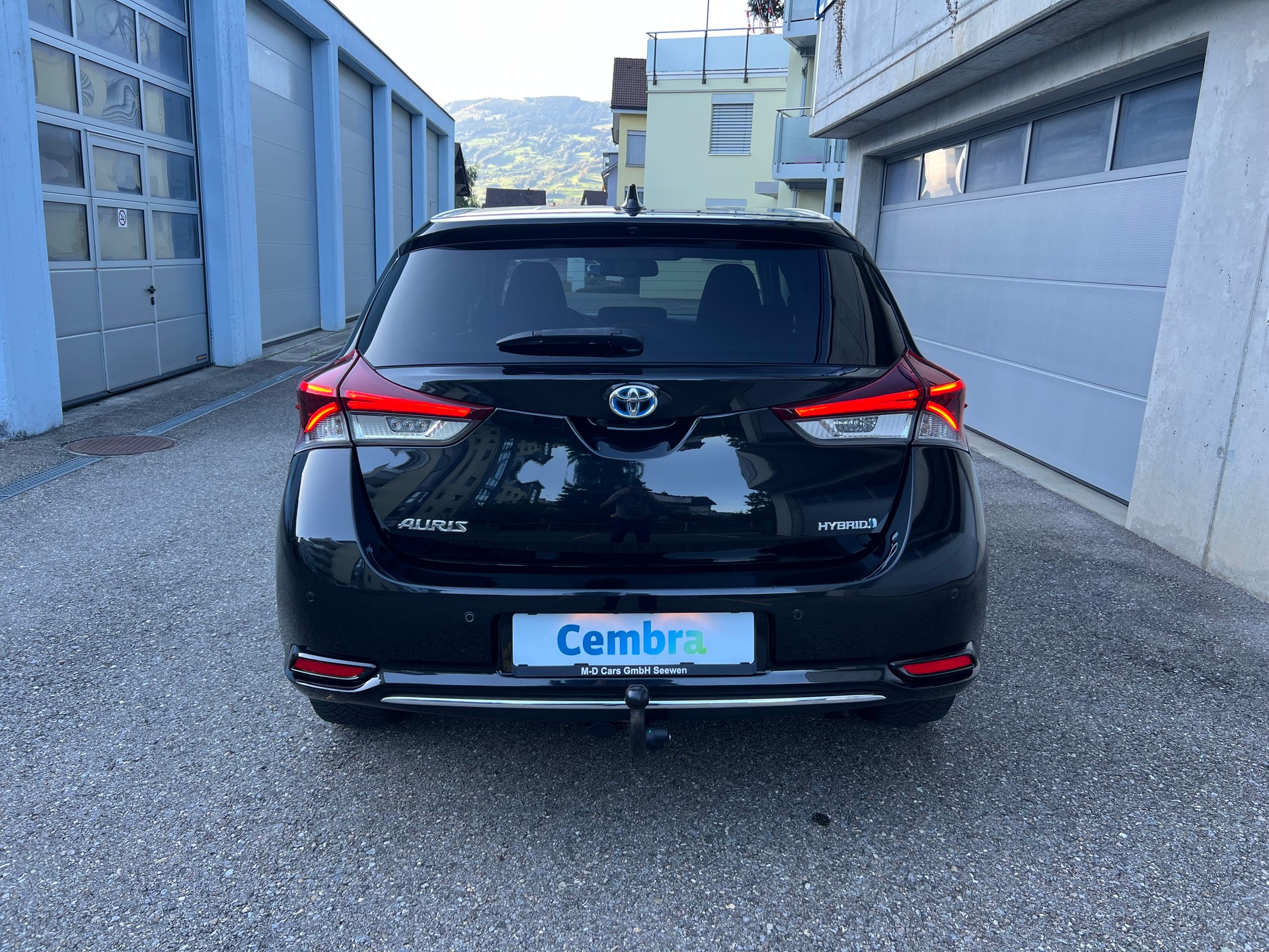 TOYOTA Auris 1.8 HSD Trend e-CVT-image-4