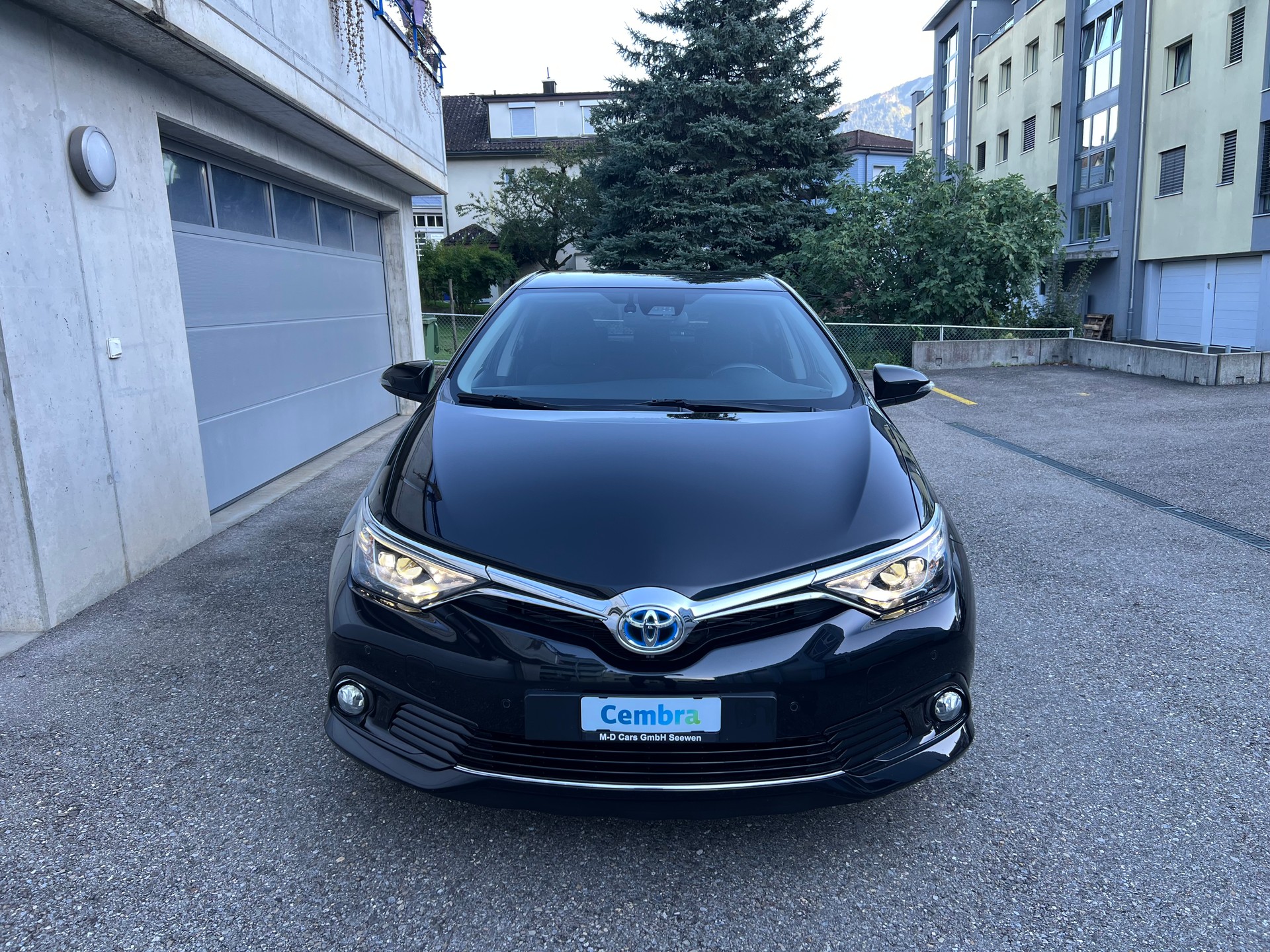 TOYOTA Auris 1.8 HSD Trend e-CVT-showroom-element-1